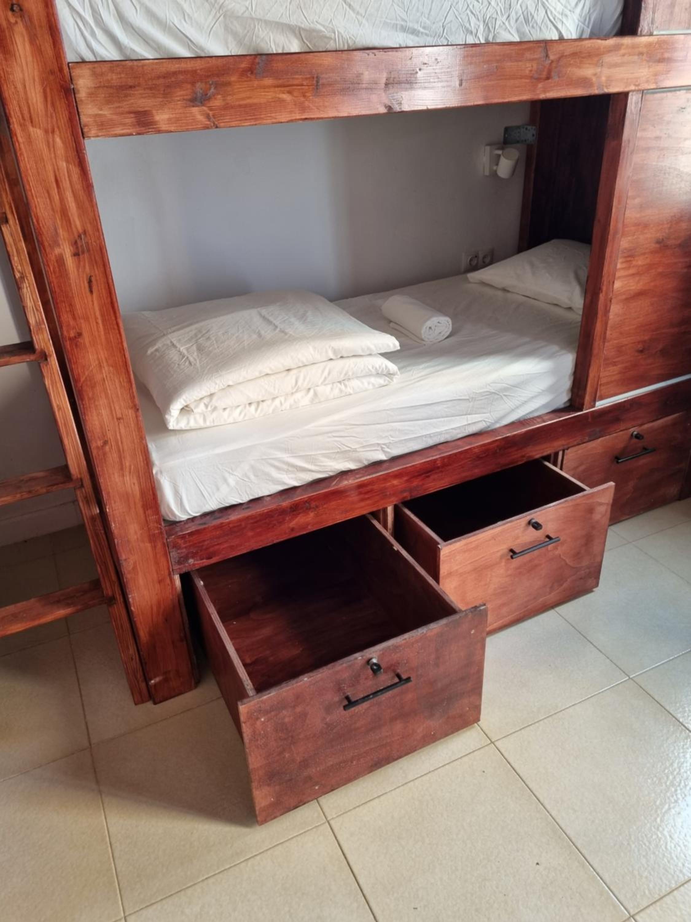 Litera en una habitación compartida de 12 camas mixta.