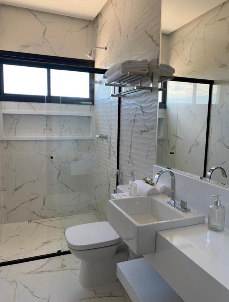 Deluxe Suite with Lake View - Photo 6