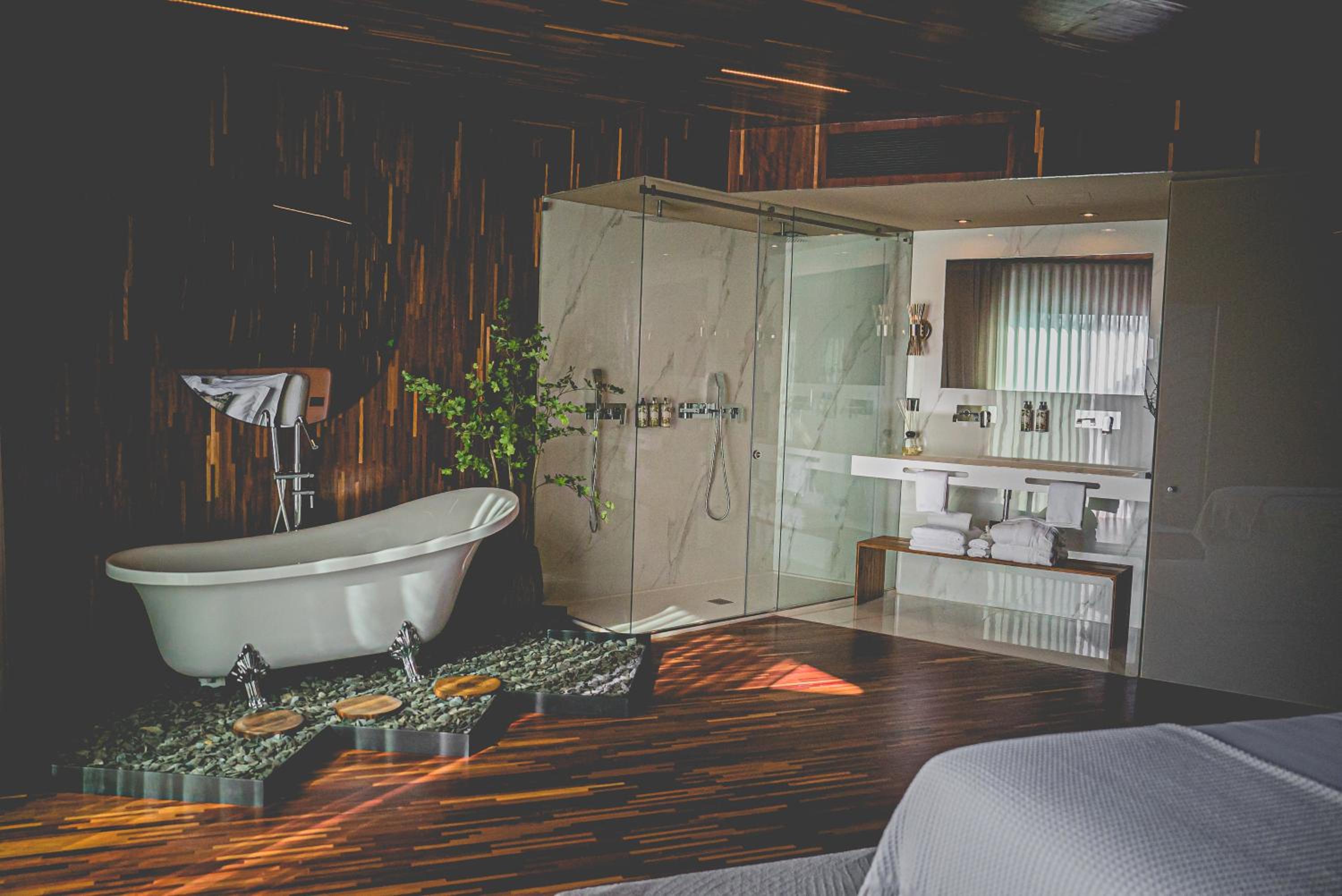 Junior Suite with Balcony - Photo 6