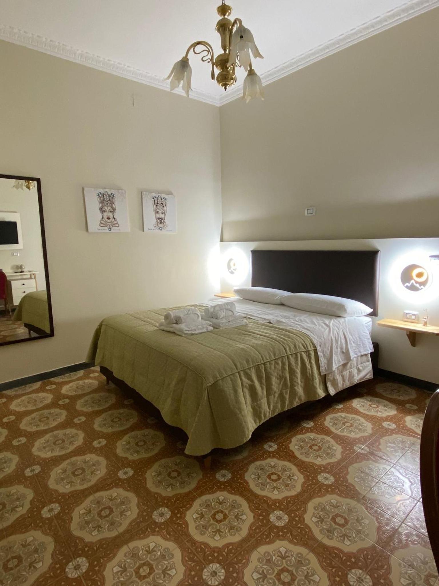 Large Double Room - Photo 7