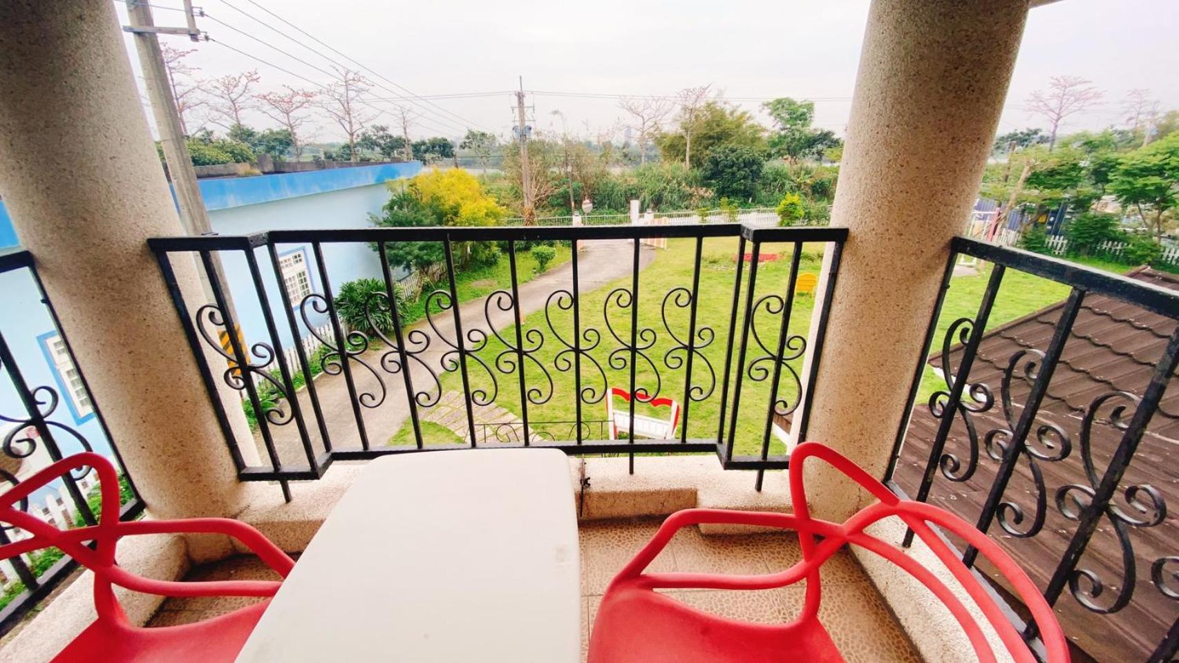 Family Room with Balcony photo 3