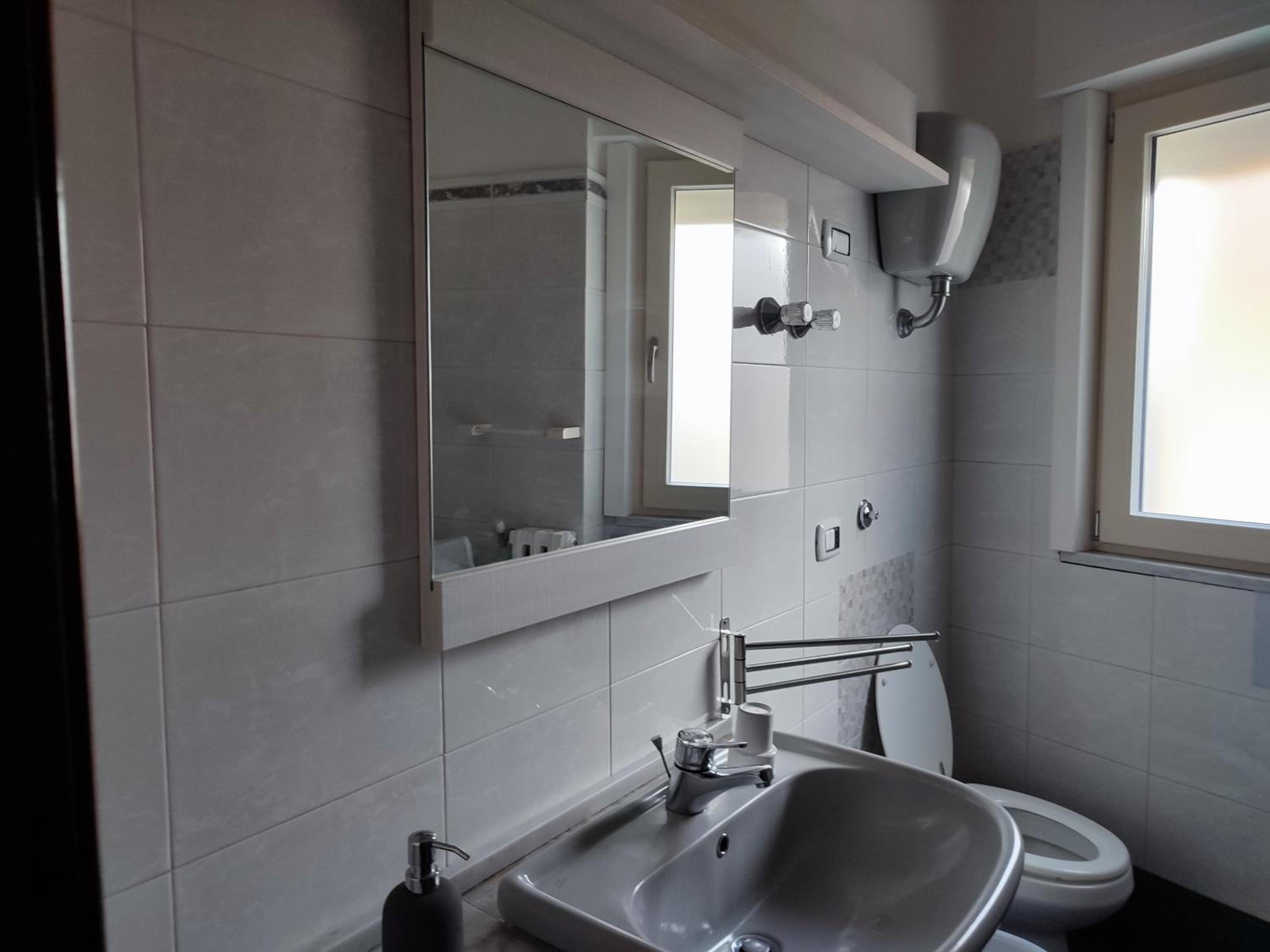 Large Double Room - Photo 8
