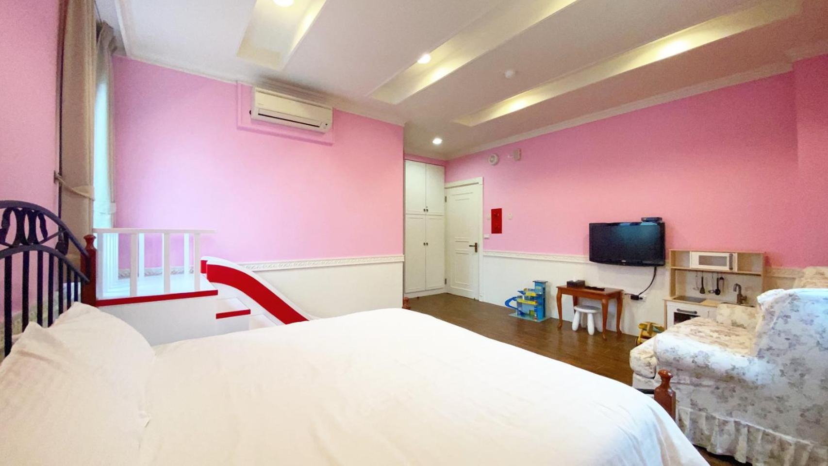Deluxe Double Room (2 Adults + 1 Child) photo 2