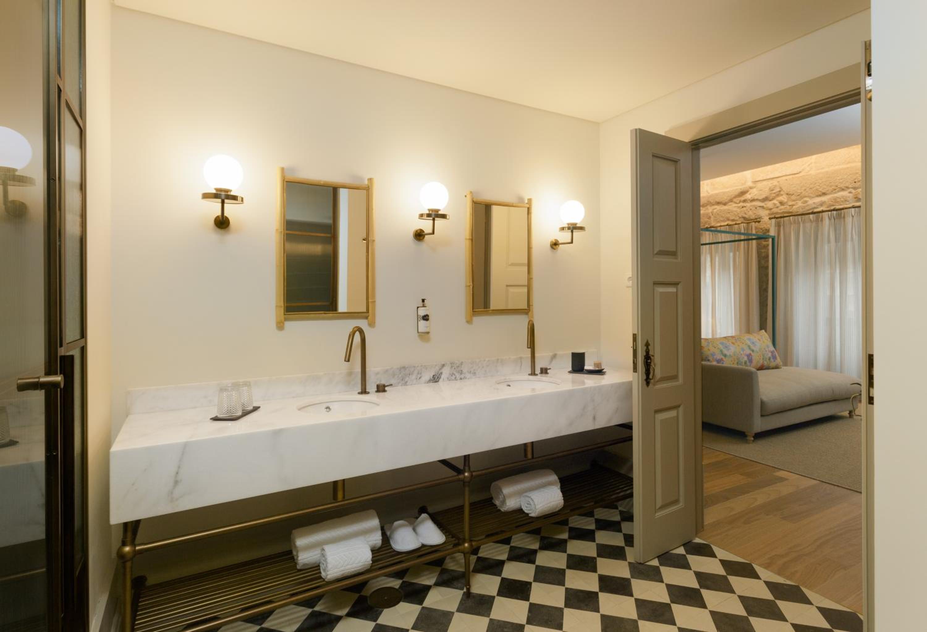 Suite with Bathtub