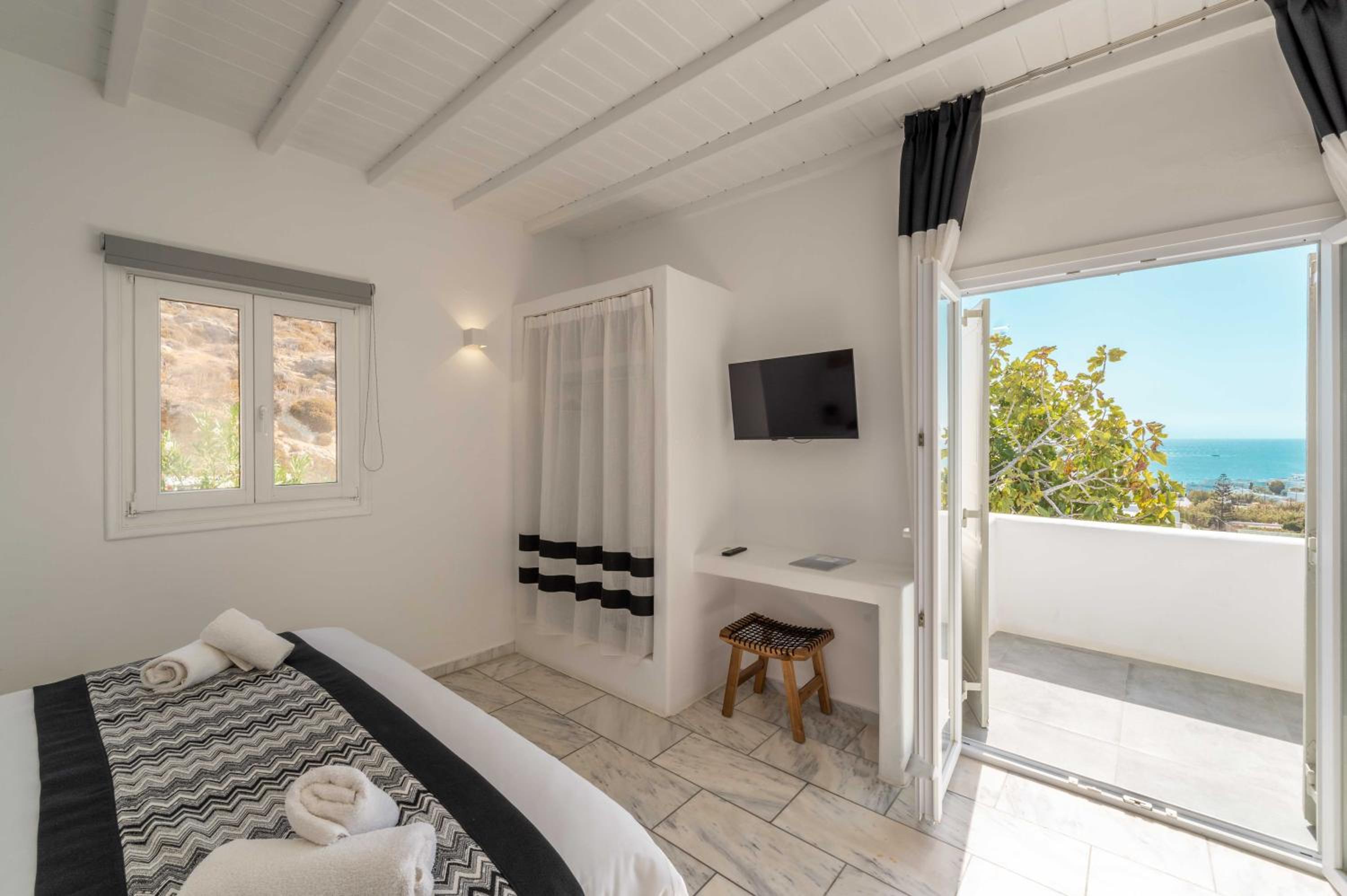 Superior Double Jetted Tub Sea View photo 3