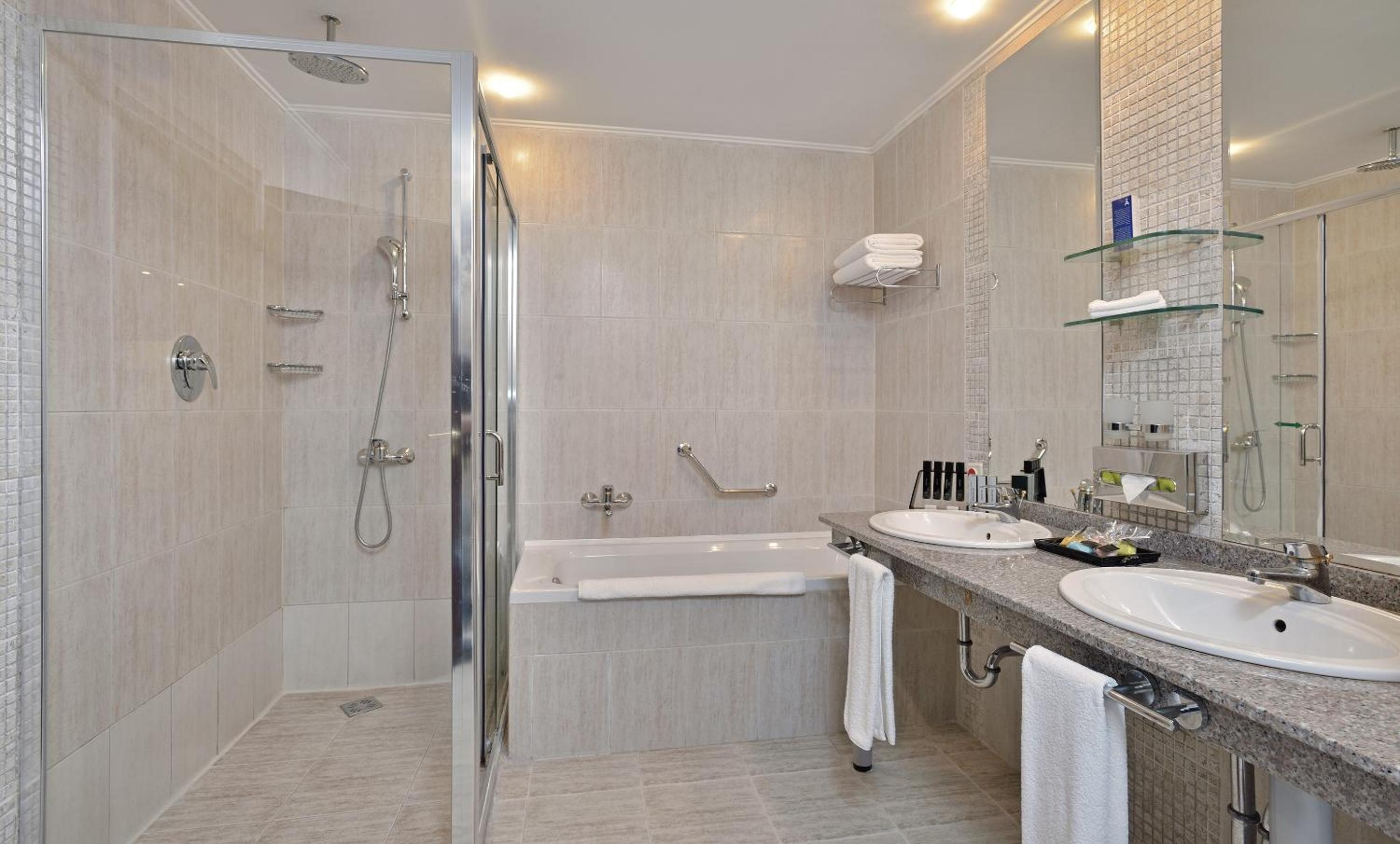Standard Double or Twin Room with Park View - Photo 3