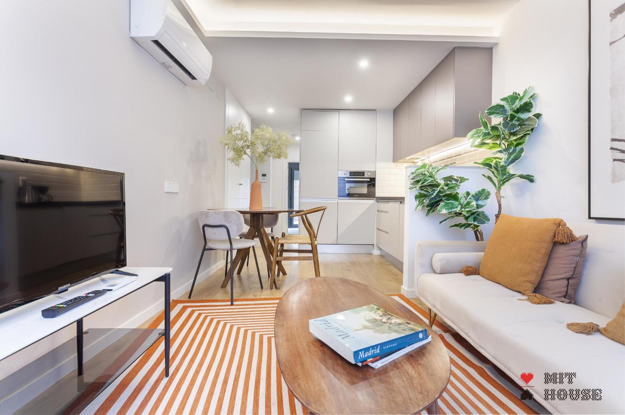 Una habitación con patio