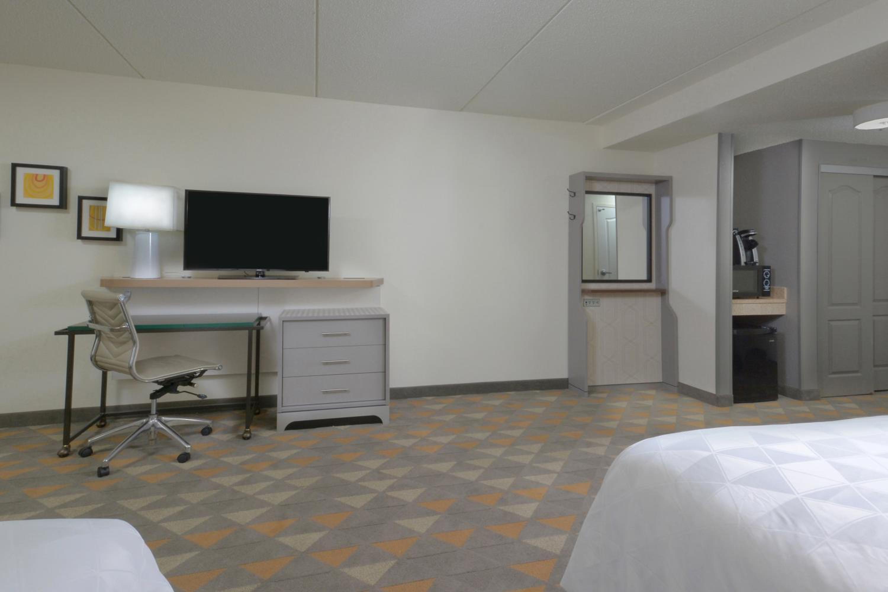 Standard Room with Two Queen Beds - Communications Accessible Tub - Photo 2