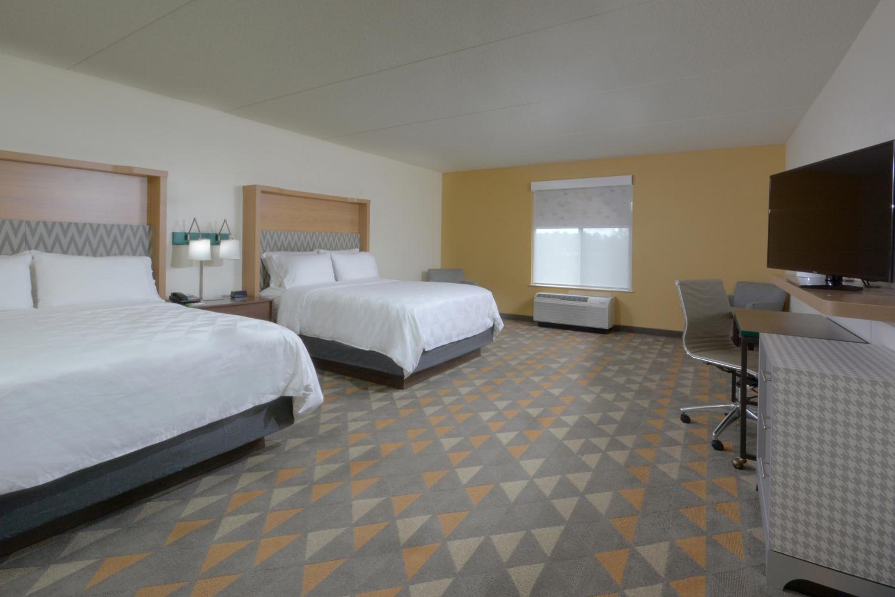 Standard Room with Two Queen Beds - Communications Accessible Tub - Photo 1