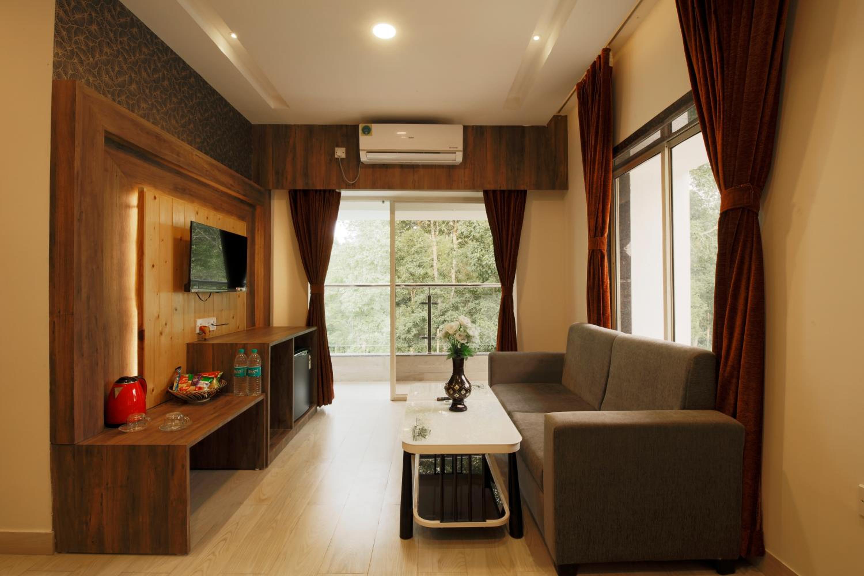 Deluxe Double Room (2 Adults + 1 Child)