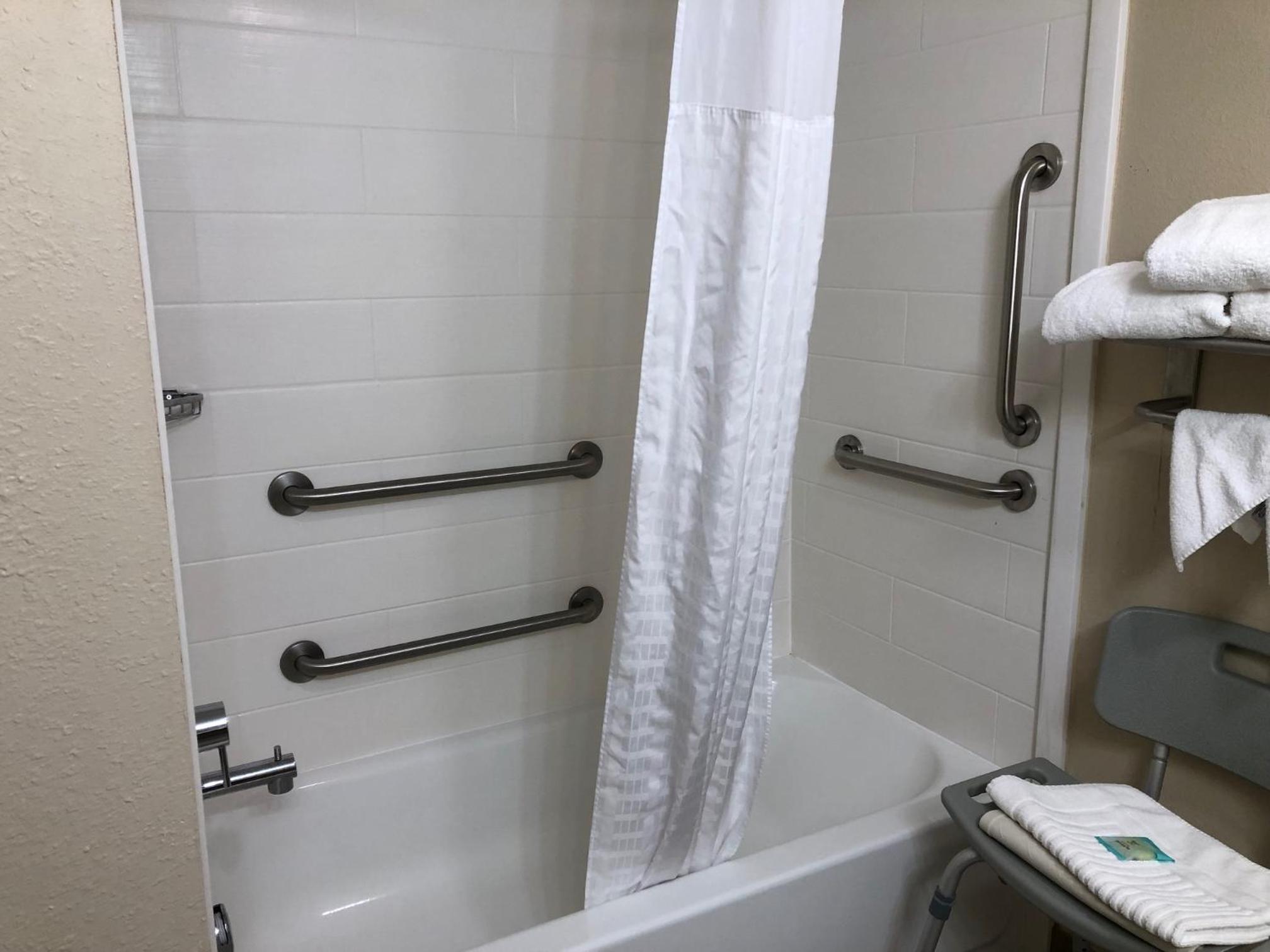 1 King Bed, Mobility Accessible Room, Bathtub w/ Grab Bars, Non-Smoking - Photo 2