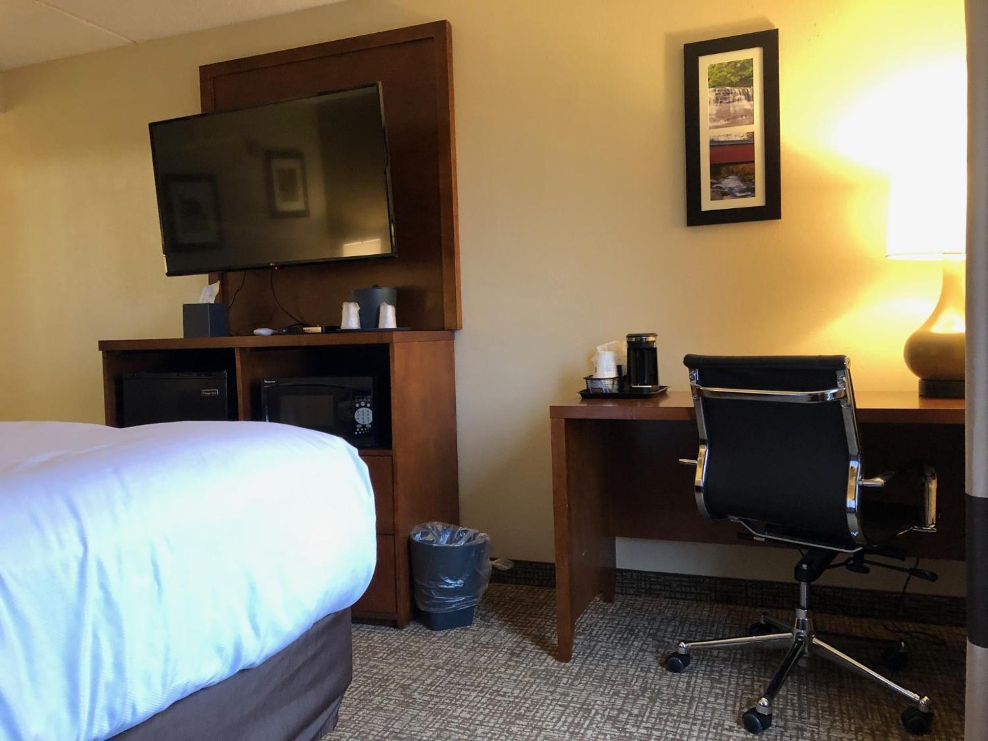 1 King Bed, Mobility Accessible Room, Bathtub w/ Grab Bars, Non-Smoking - Photo 3