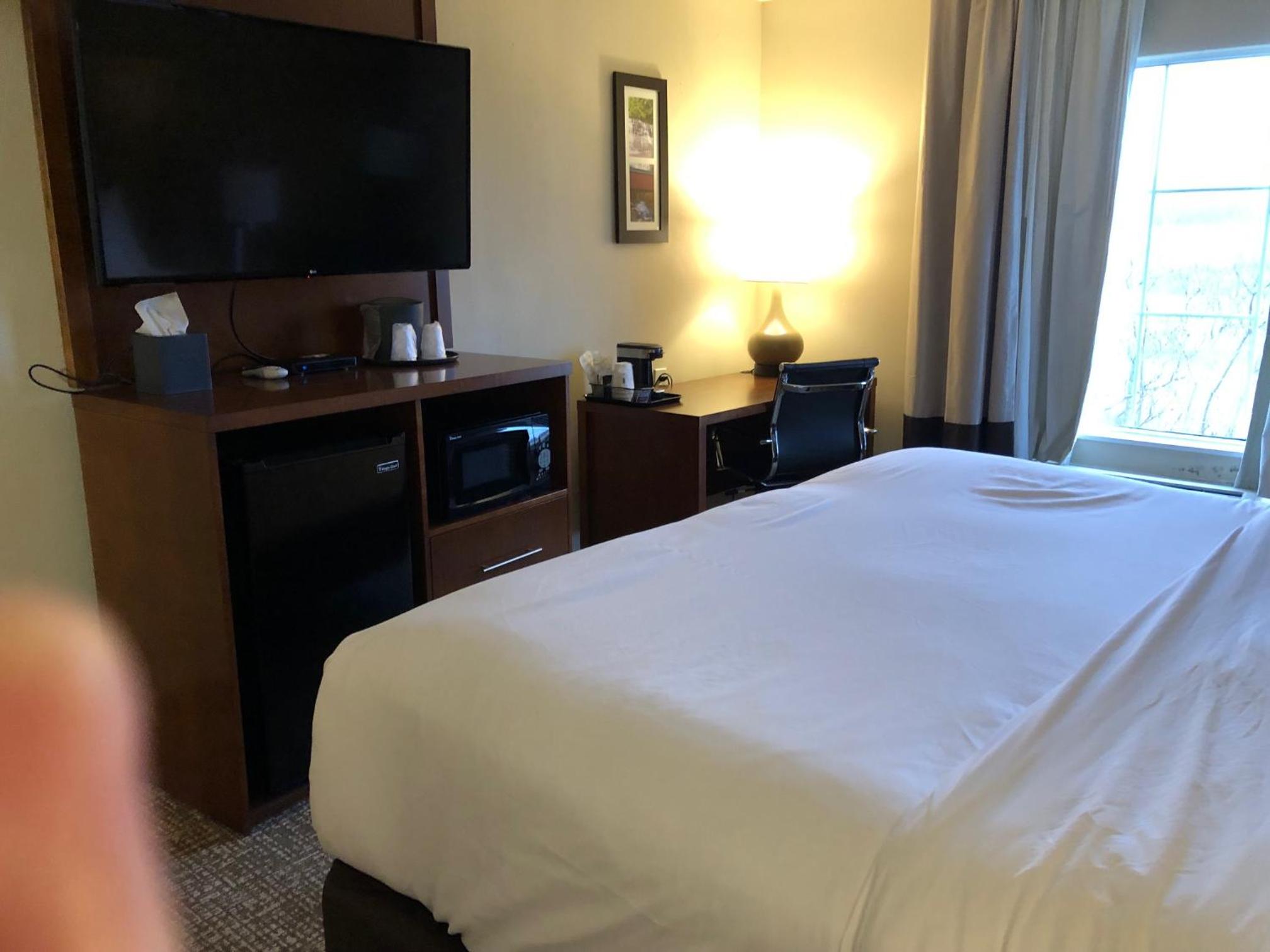 1 King Bed, Mobility Accessible Room, Bathtub w/ Grab Bars, Non-Smoking - Photo 4