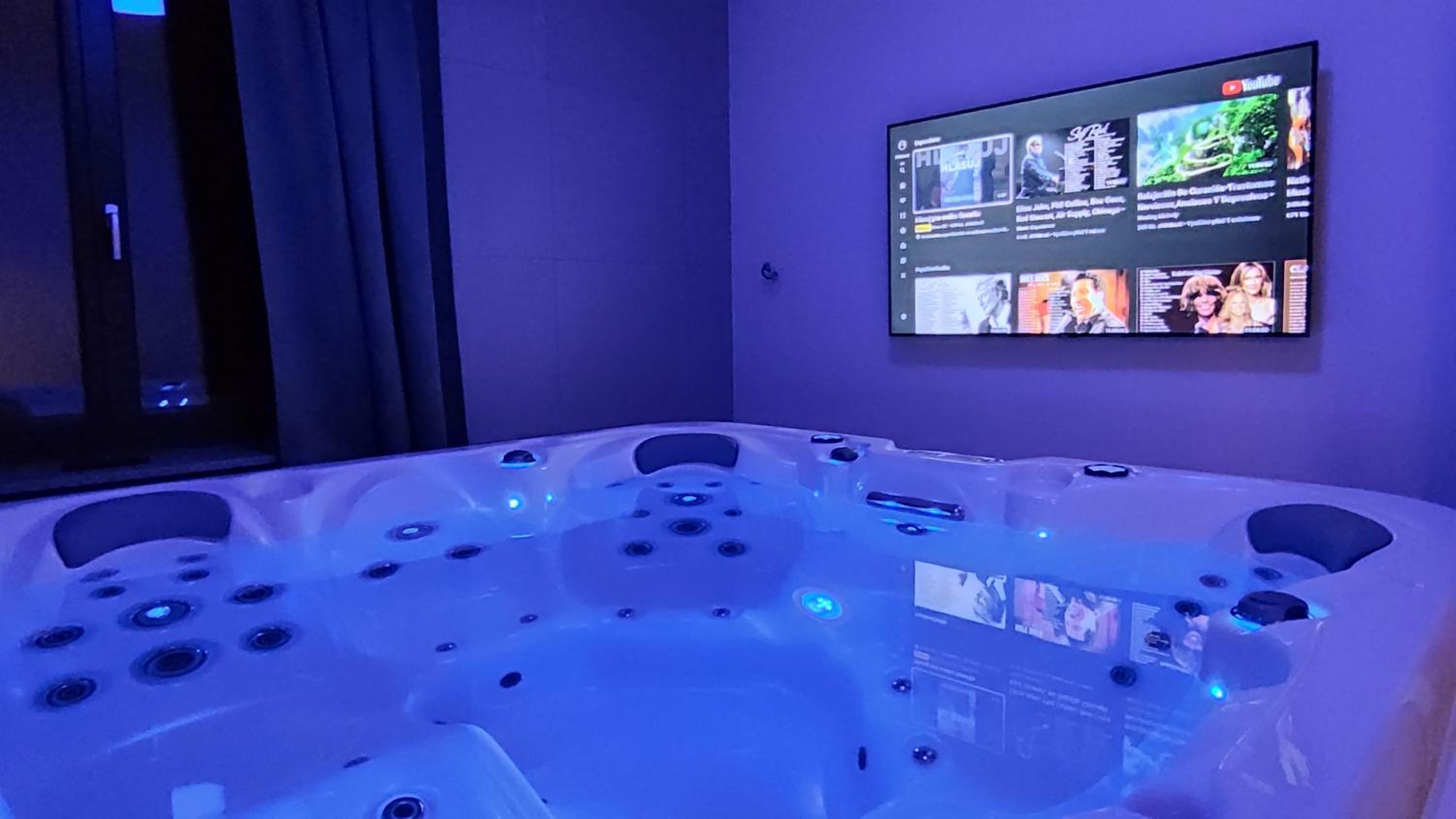 Deluxe Suite with Spa Bath - Photo 2