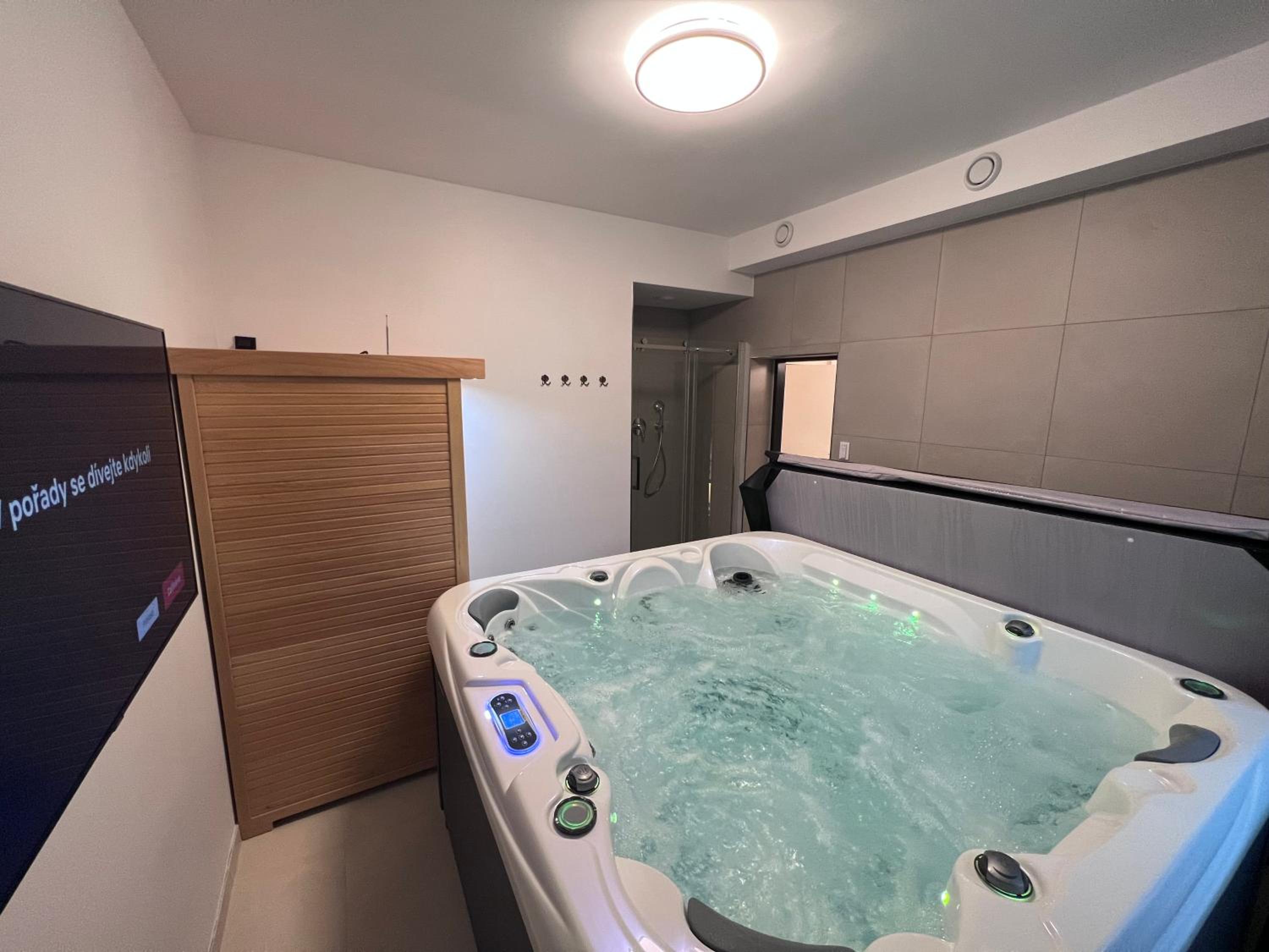 Deluxe Suite with Spa Bath - Photo 5