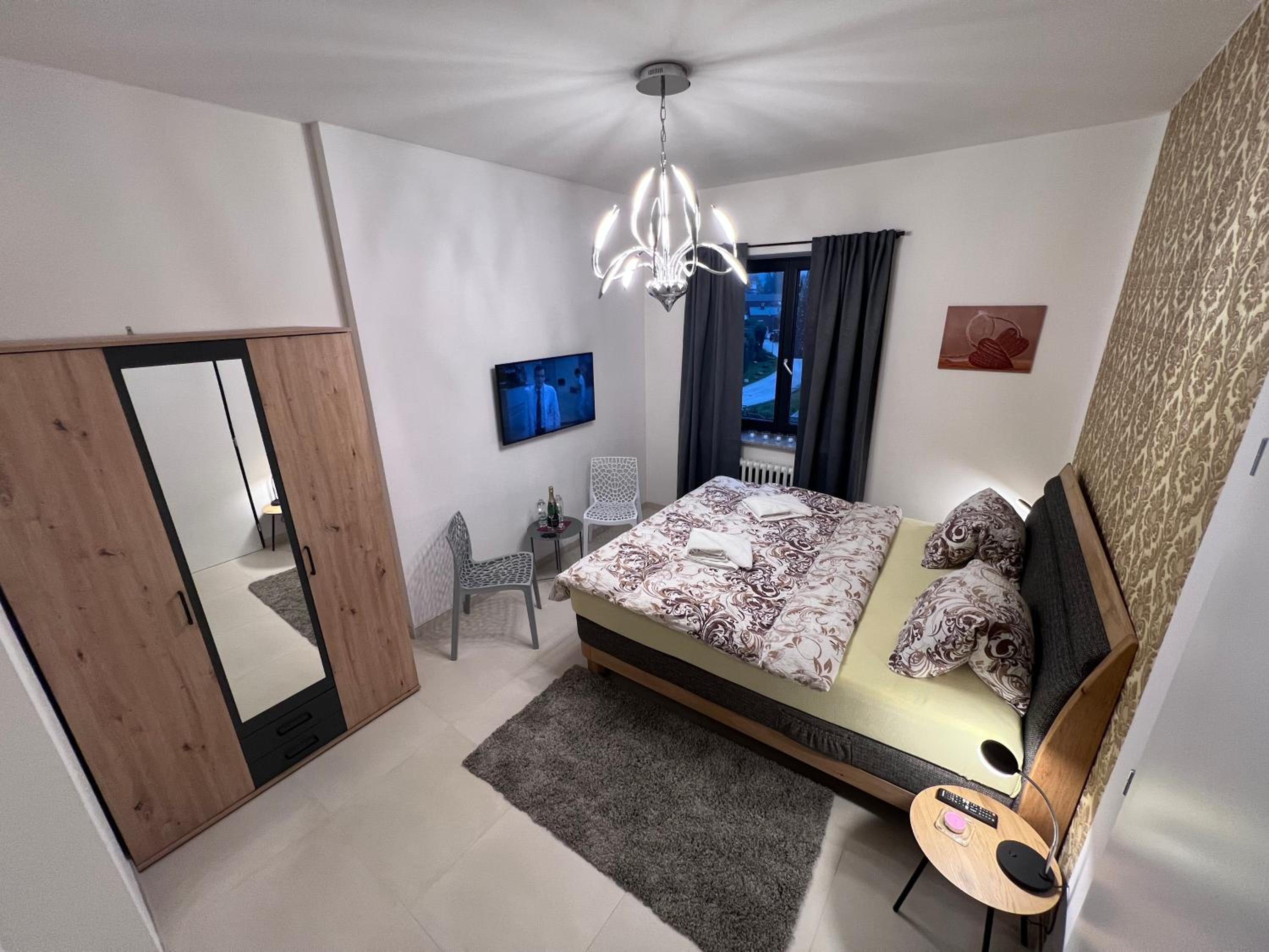 Deluxe Suite with Spa Bath - Photo 4