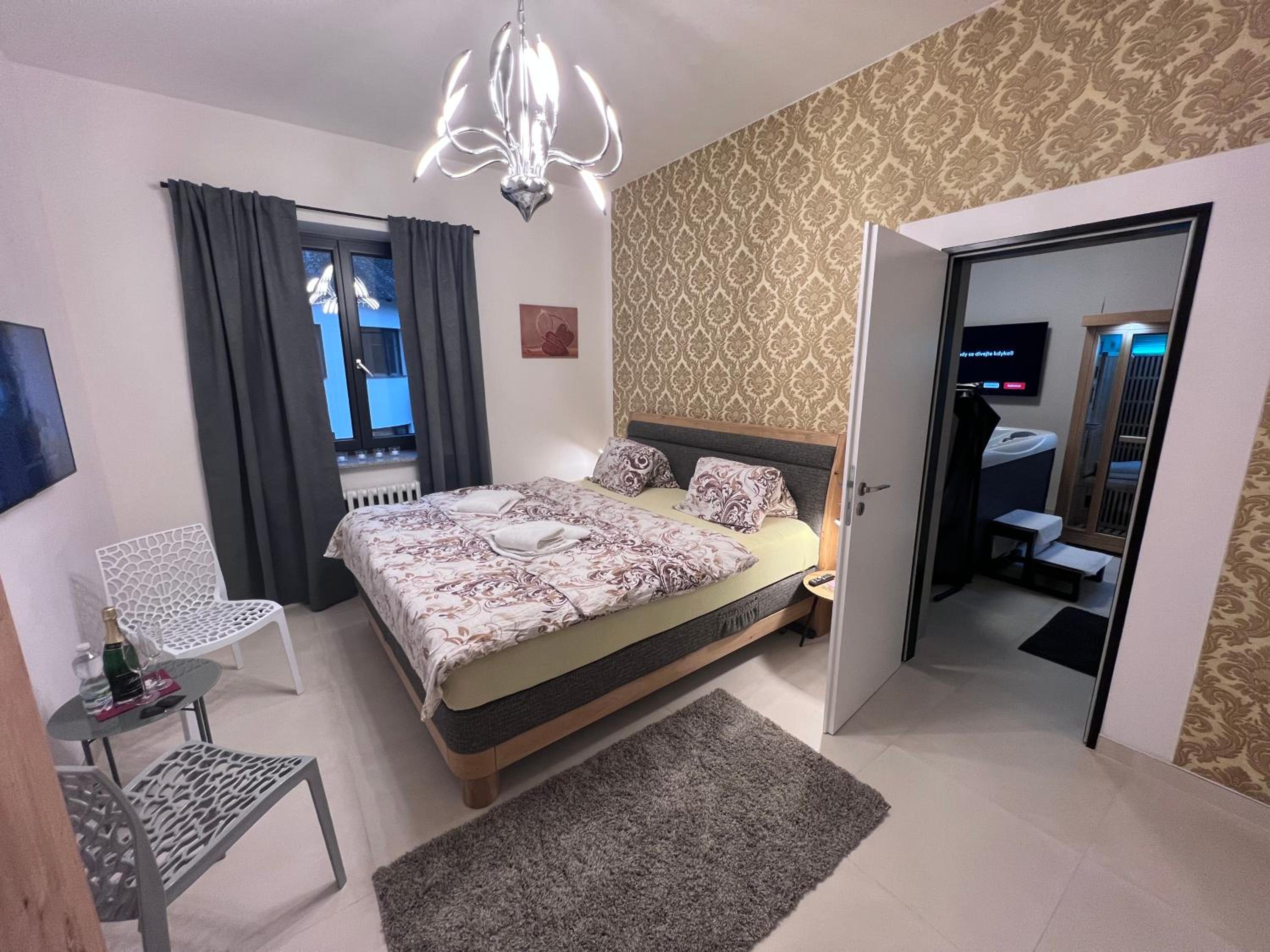Deluxe Suite with Spa Bath - Photo 3
