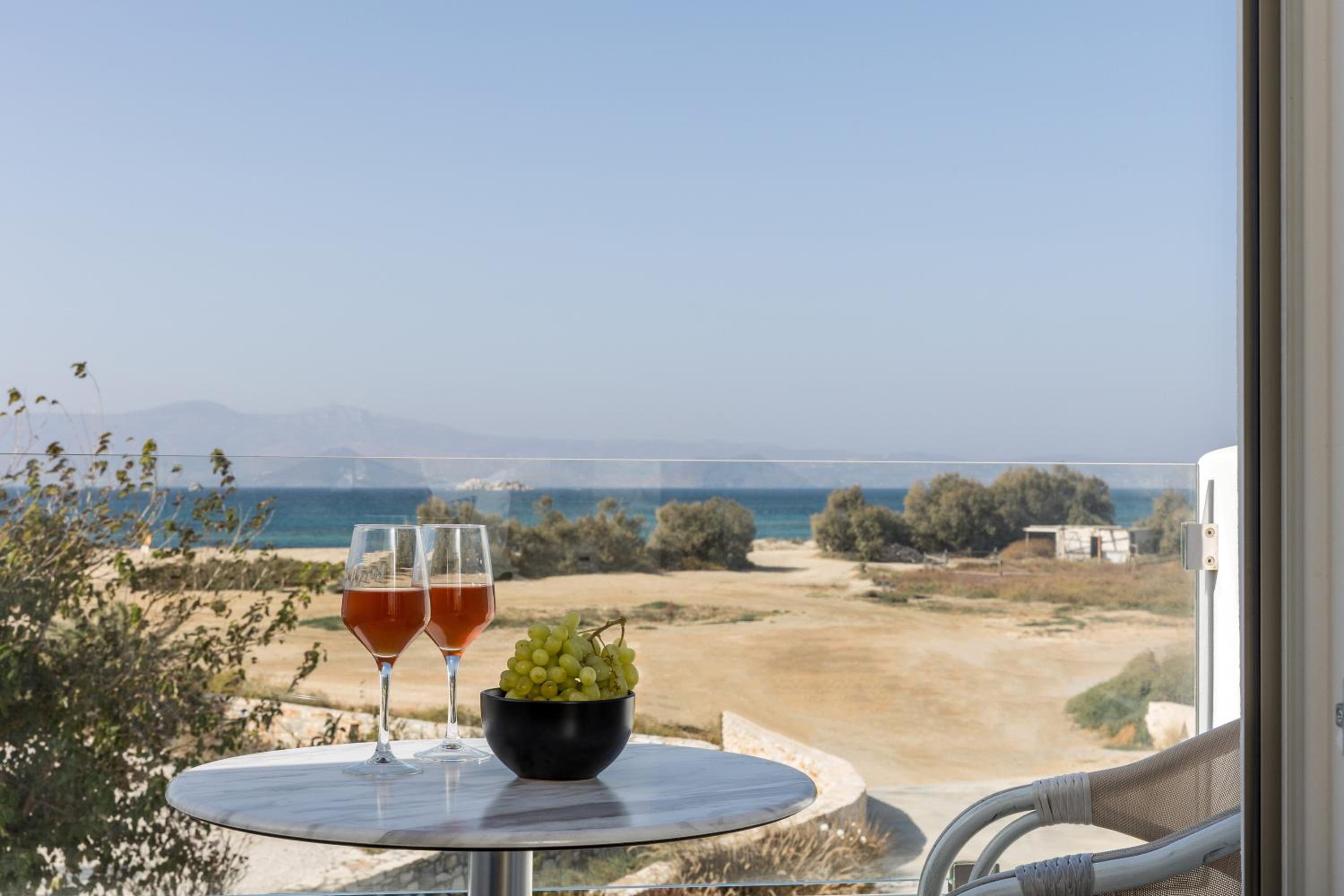 Deluxe Suite with Sea View - Photo 13
