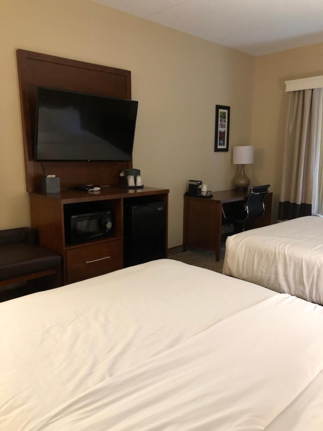 Queen Room with Two Queen Beds - Non-Smoking - Photo 4