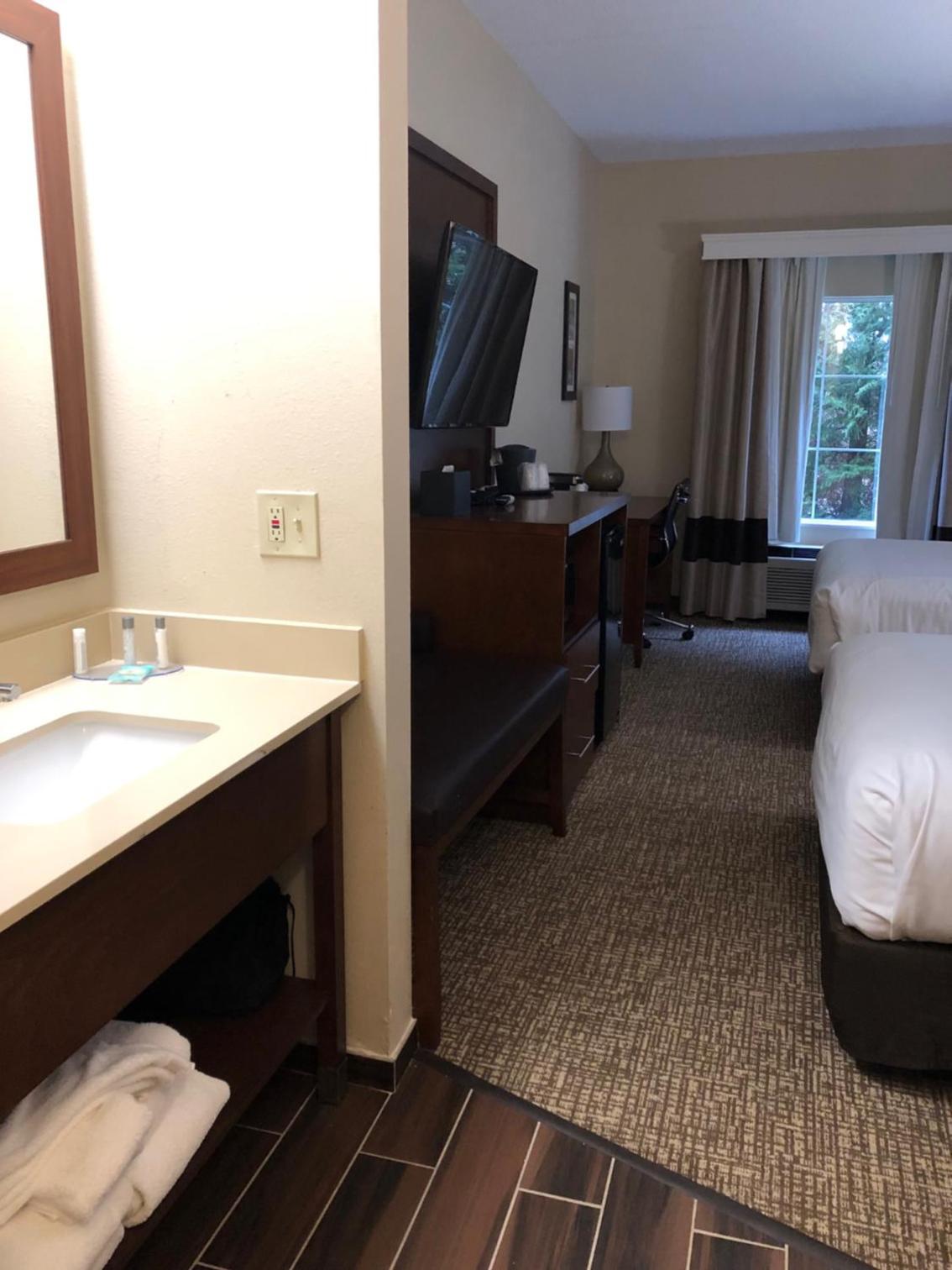 Queen Room with Two Queen Beds - Non-Smoking - Photo 2