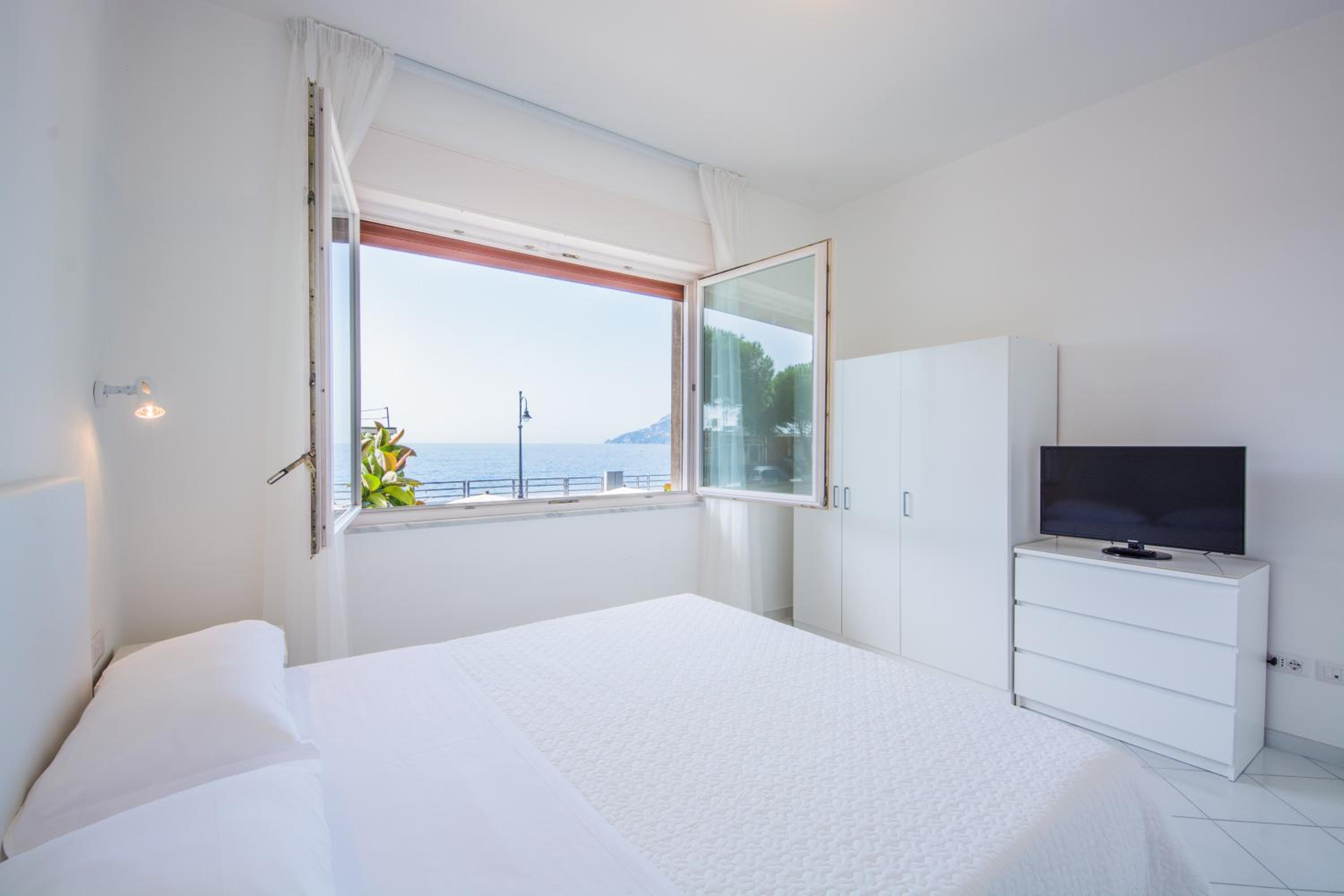 Two-Bedroom Apartment with Sea View photo 2