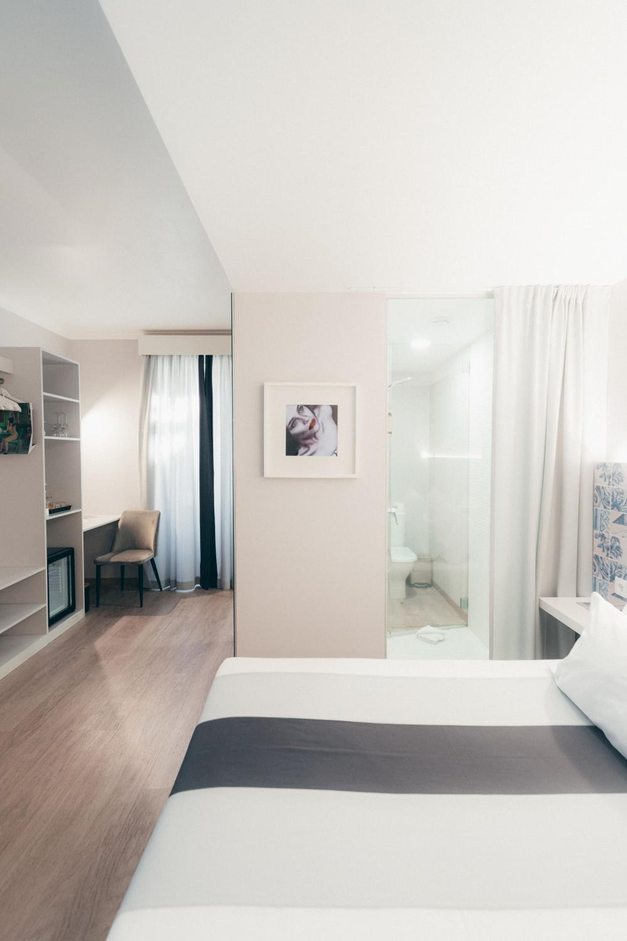 Deluxe Room - Photo 5