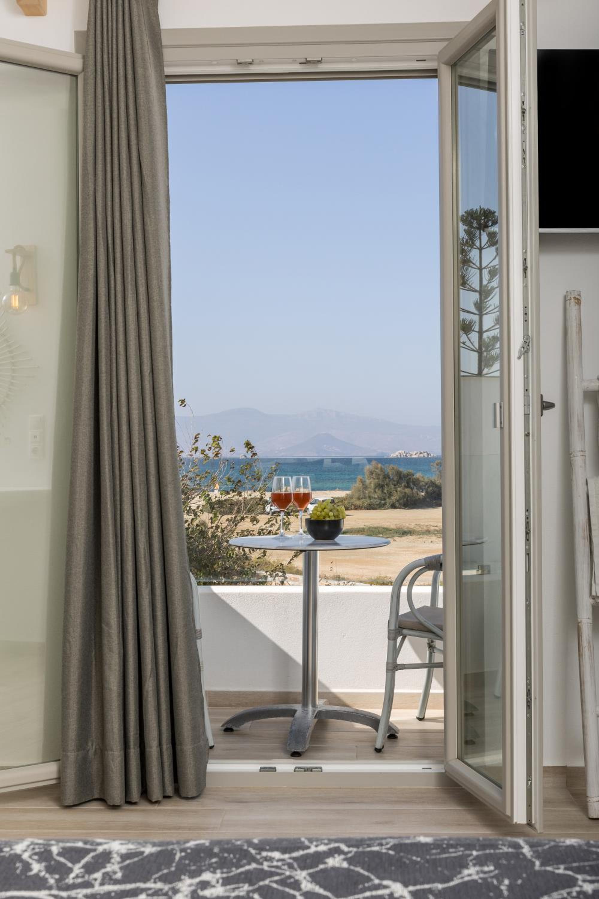 Deluxe Suite with Sea View - Photo 8