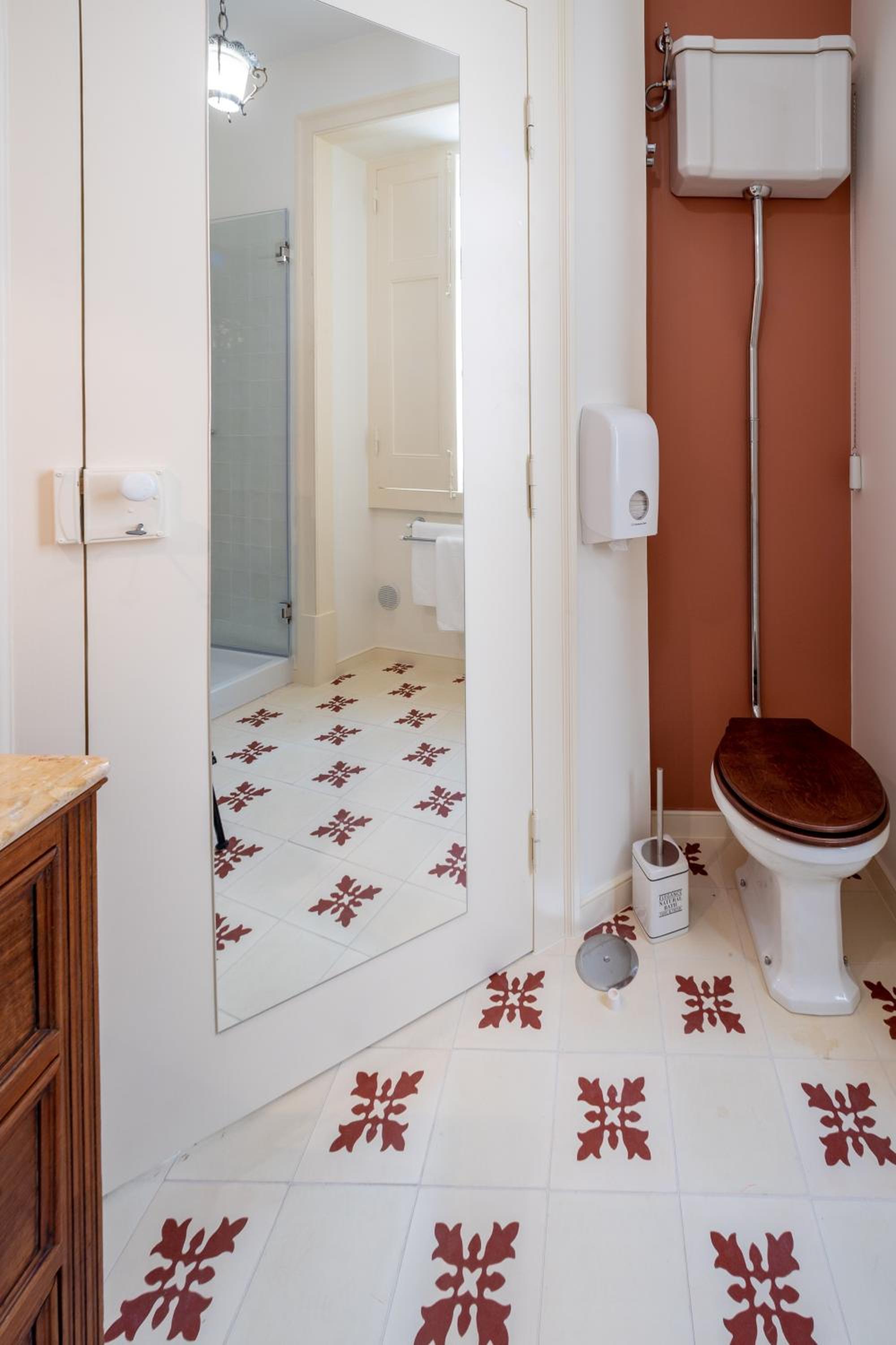 Standard Suite - Photo 8