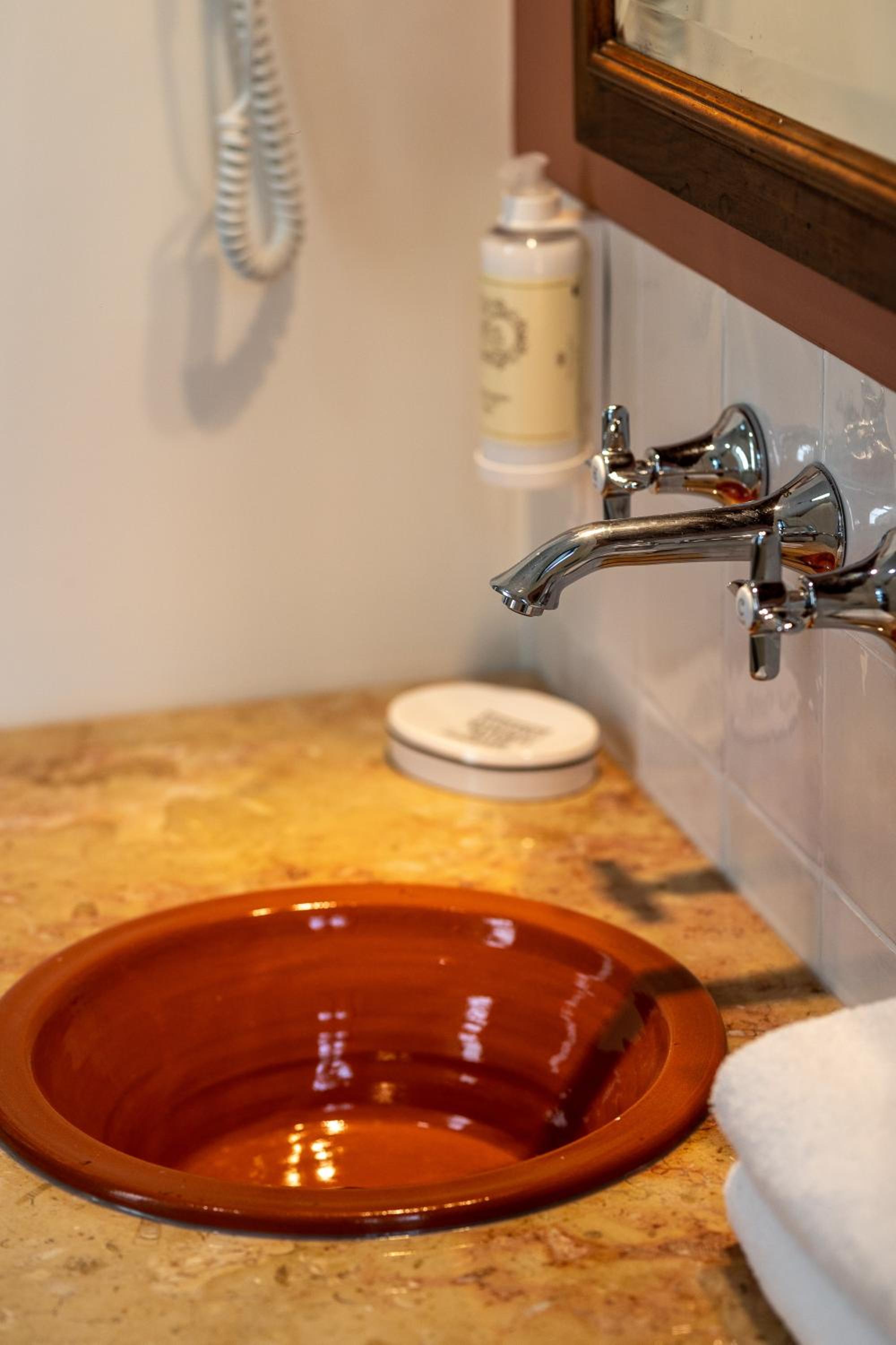 Standard Suite - Photo 9