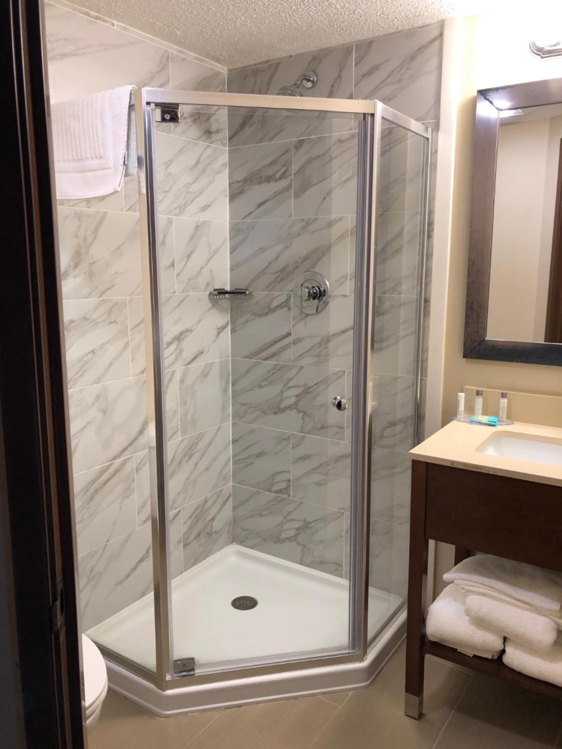 Deluxe King Room - Non-Smoking - Photo 4