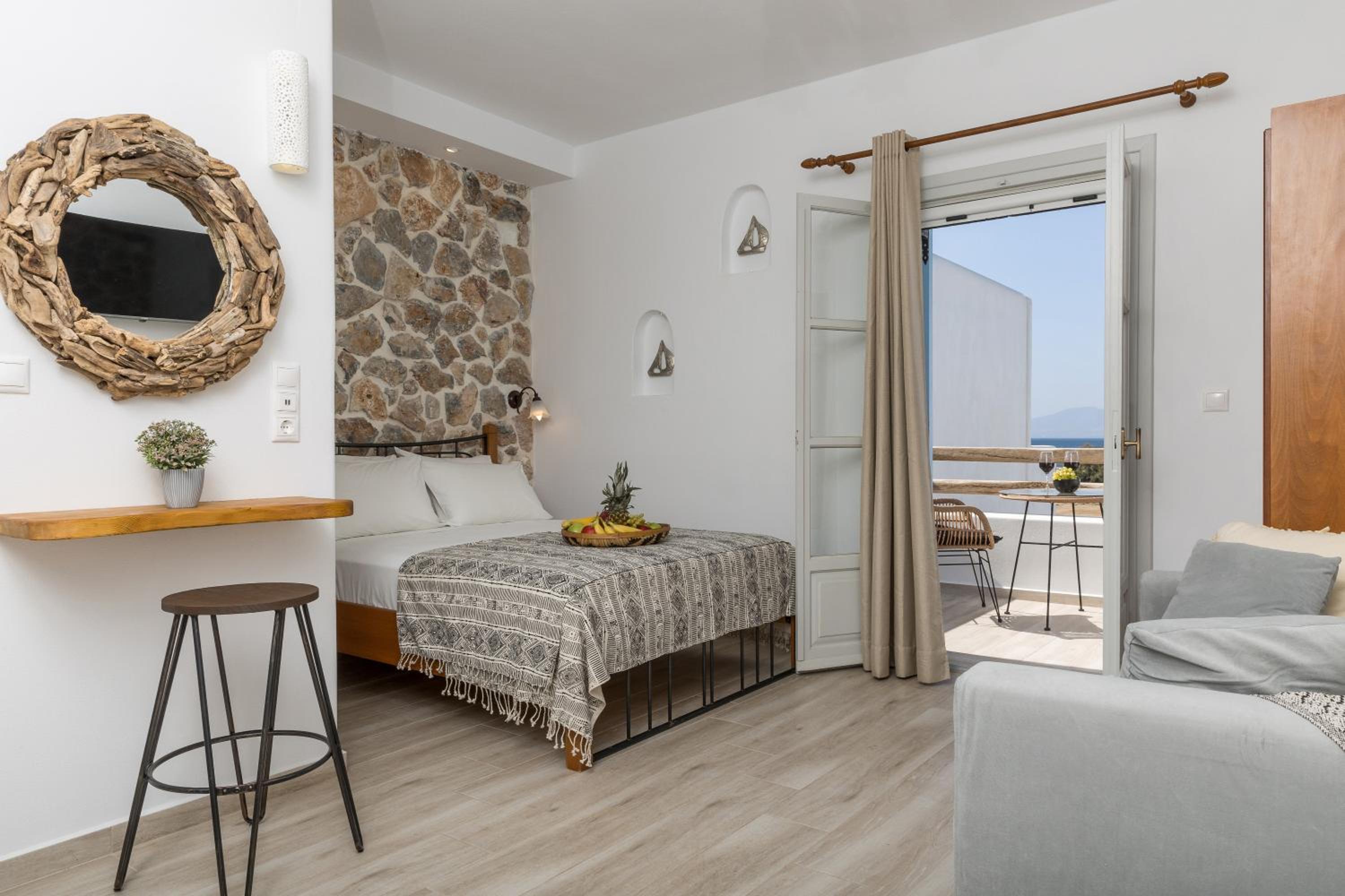 Deluxe Suite with partial sea view photo 3