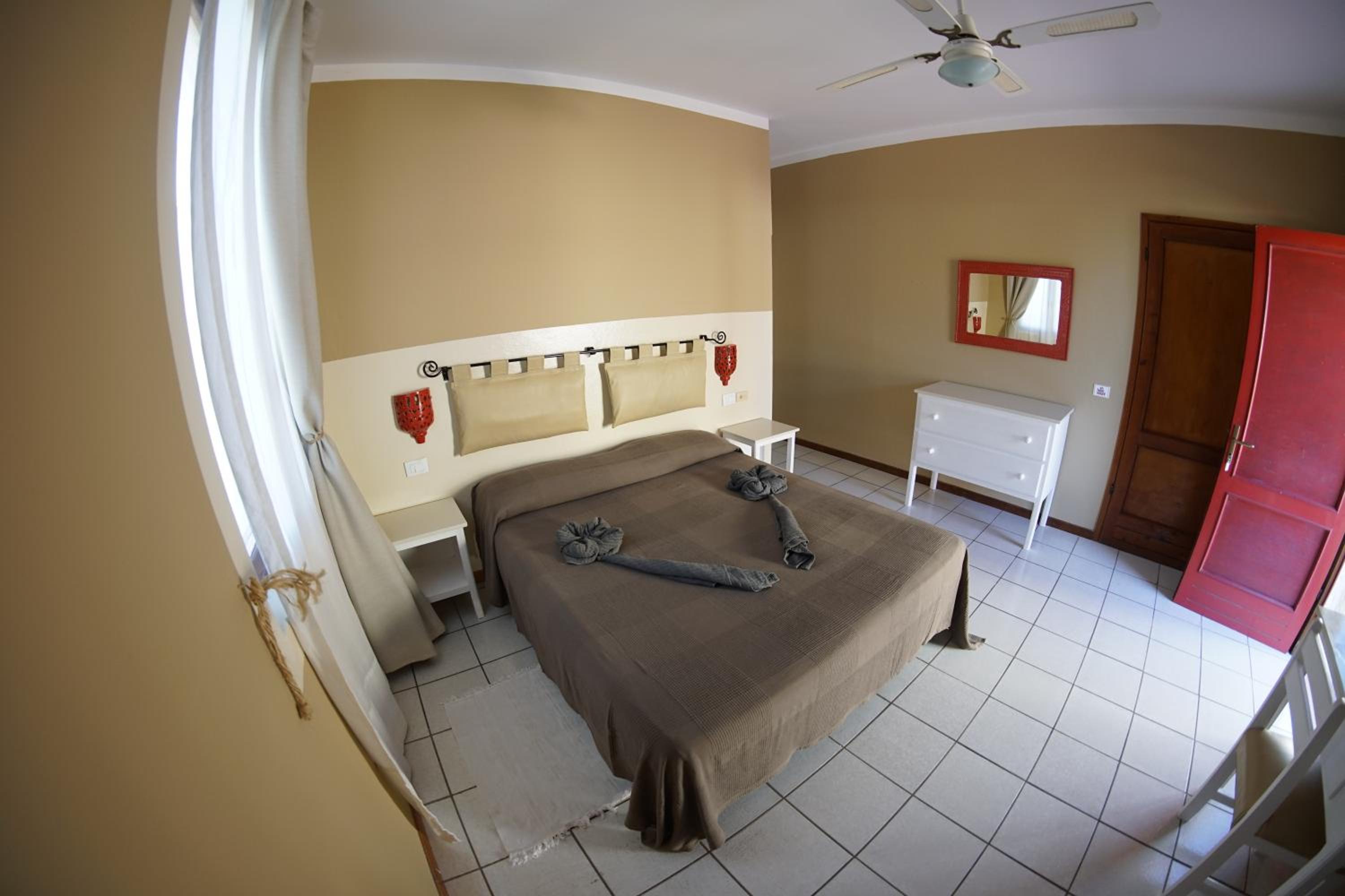 Deluxe Room (2 Adults + 1 Child) photo 1