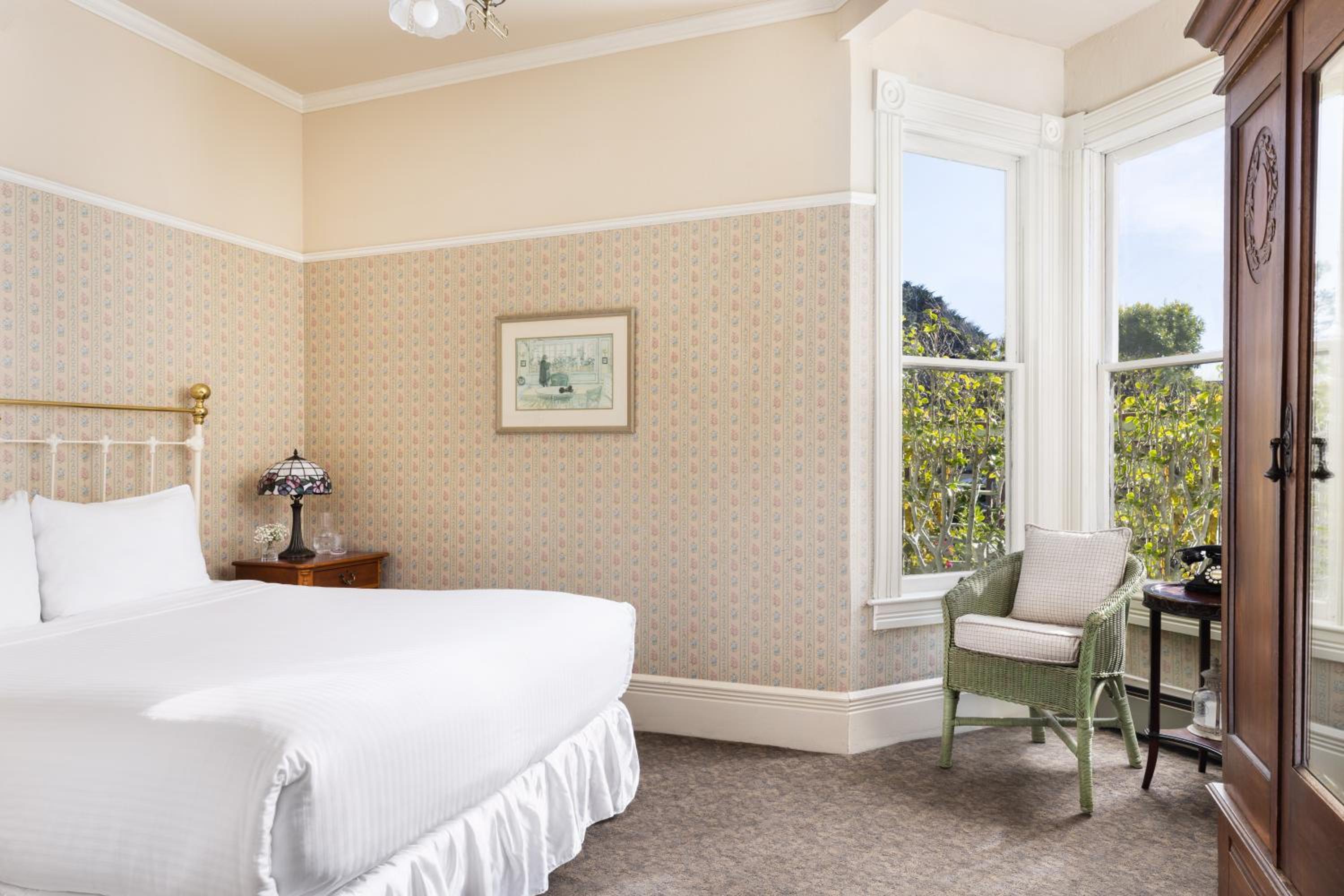 Deluxe Queen Room - Photo 1