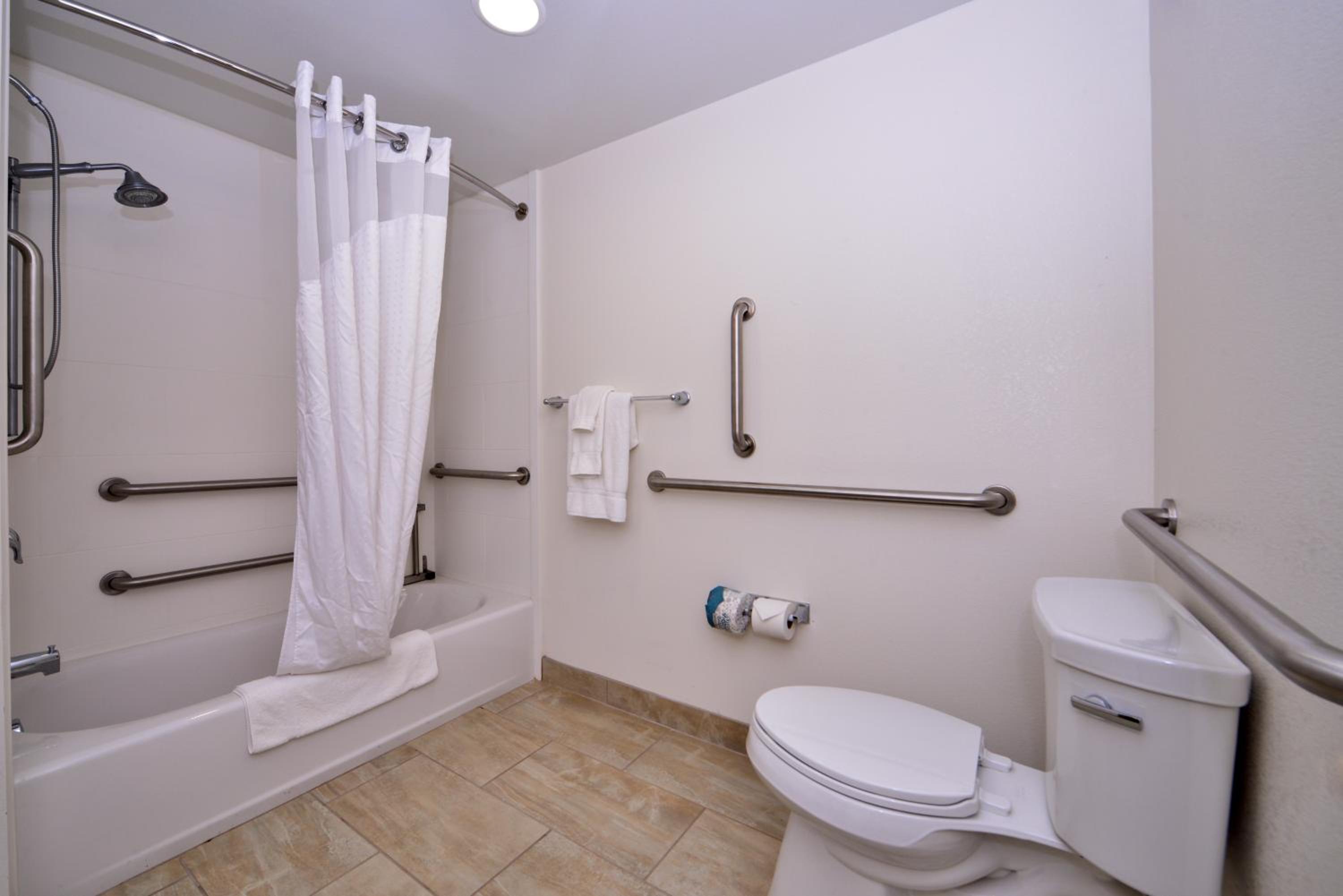 Standard Queen Room with Two Queen Beds and Mobility Accessible Tub photo 2