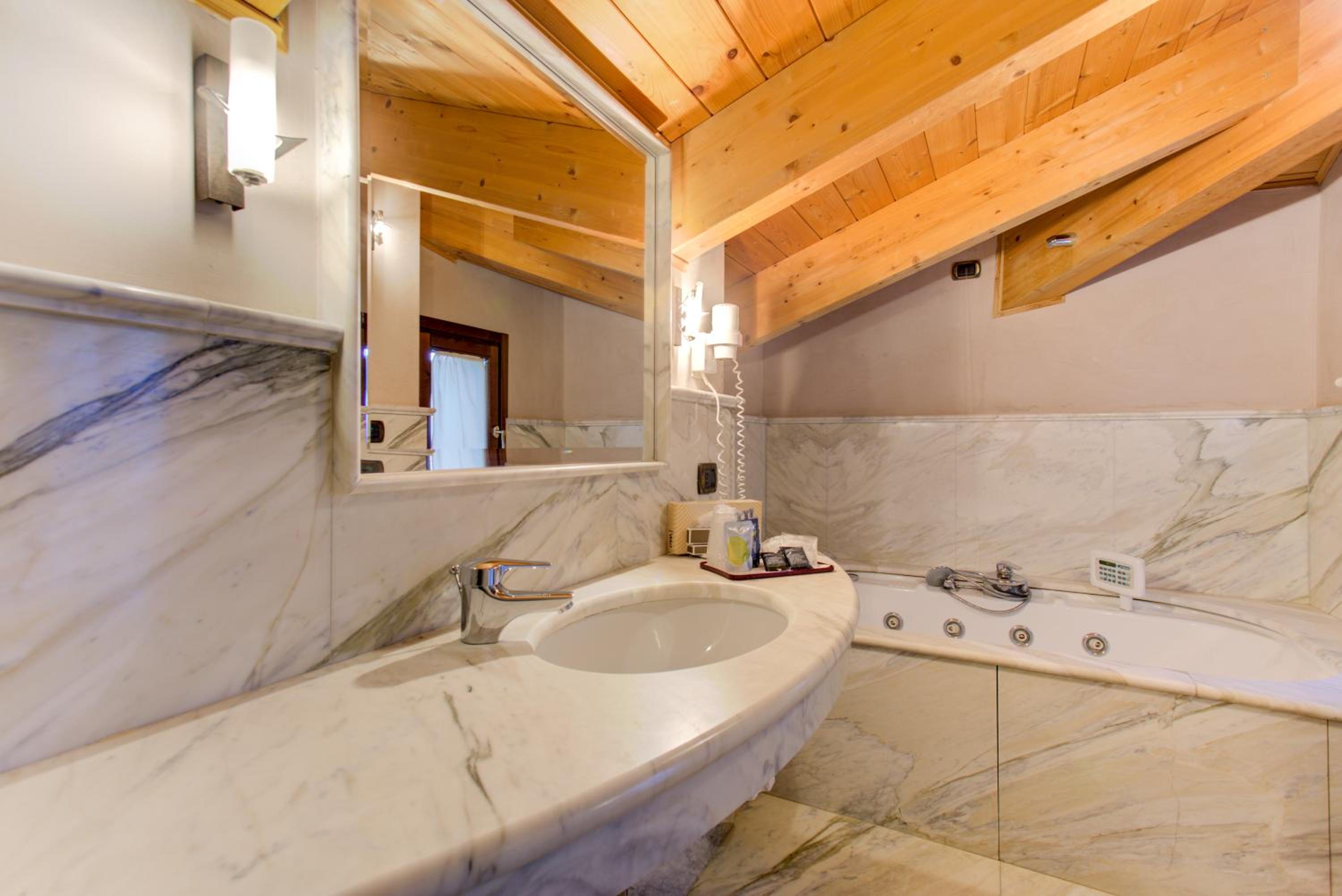 Deluxe Double or Twin Room with Spa Bath - Photo 3
