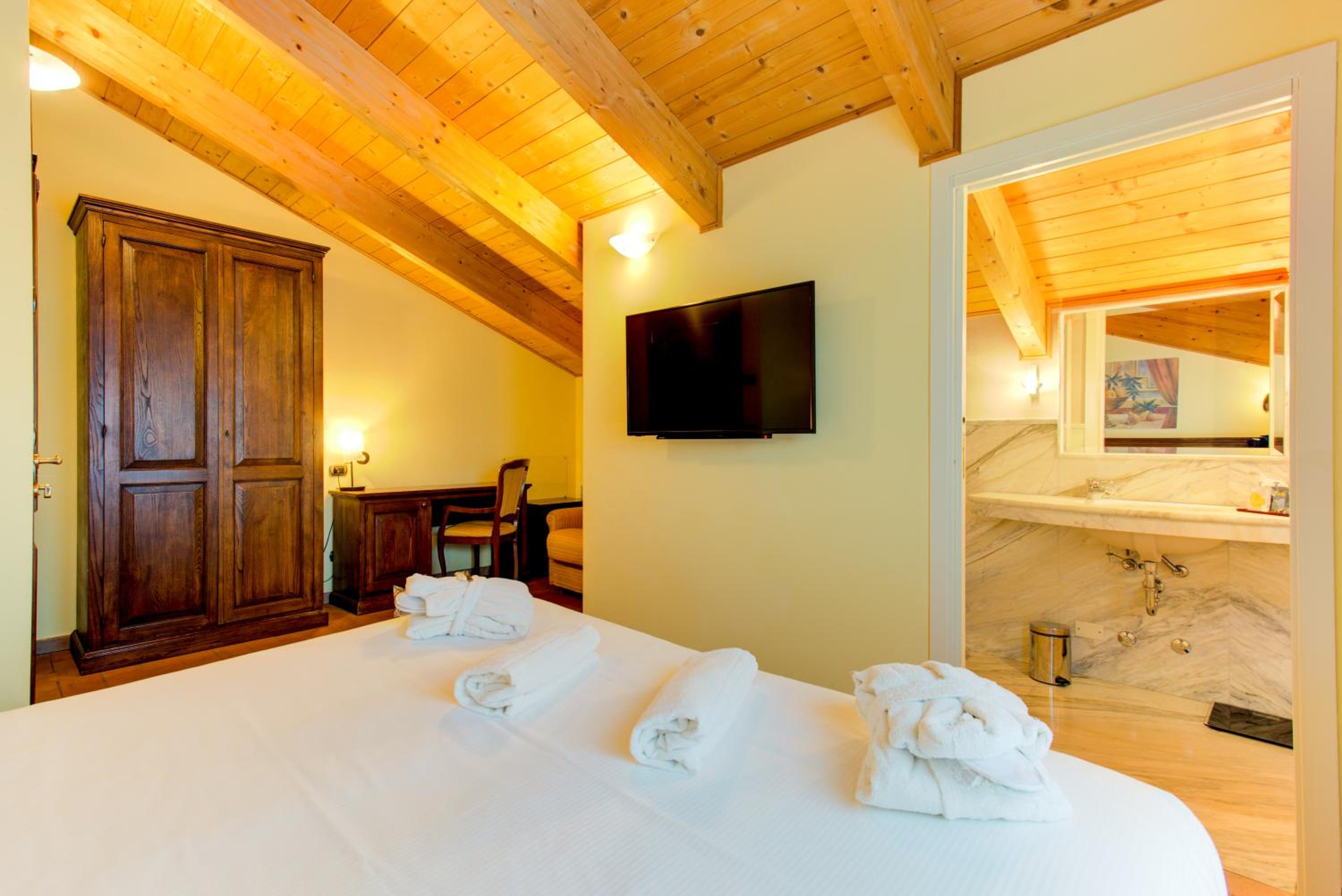 Deluxe Double or Twin Room with Spa Bath - Photo 4