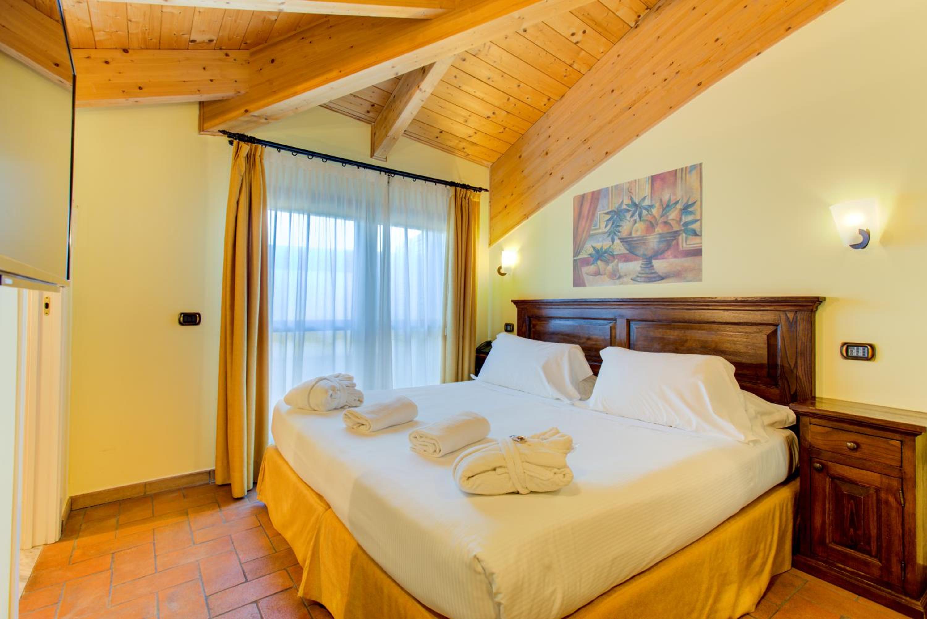 Deluxe Double or Twin Room with Spa Bath - Photo 1