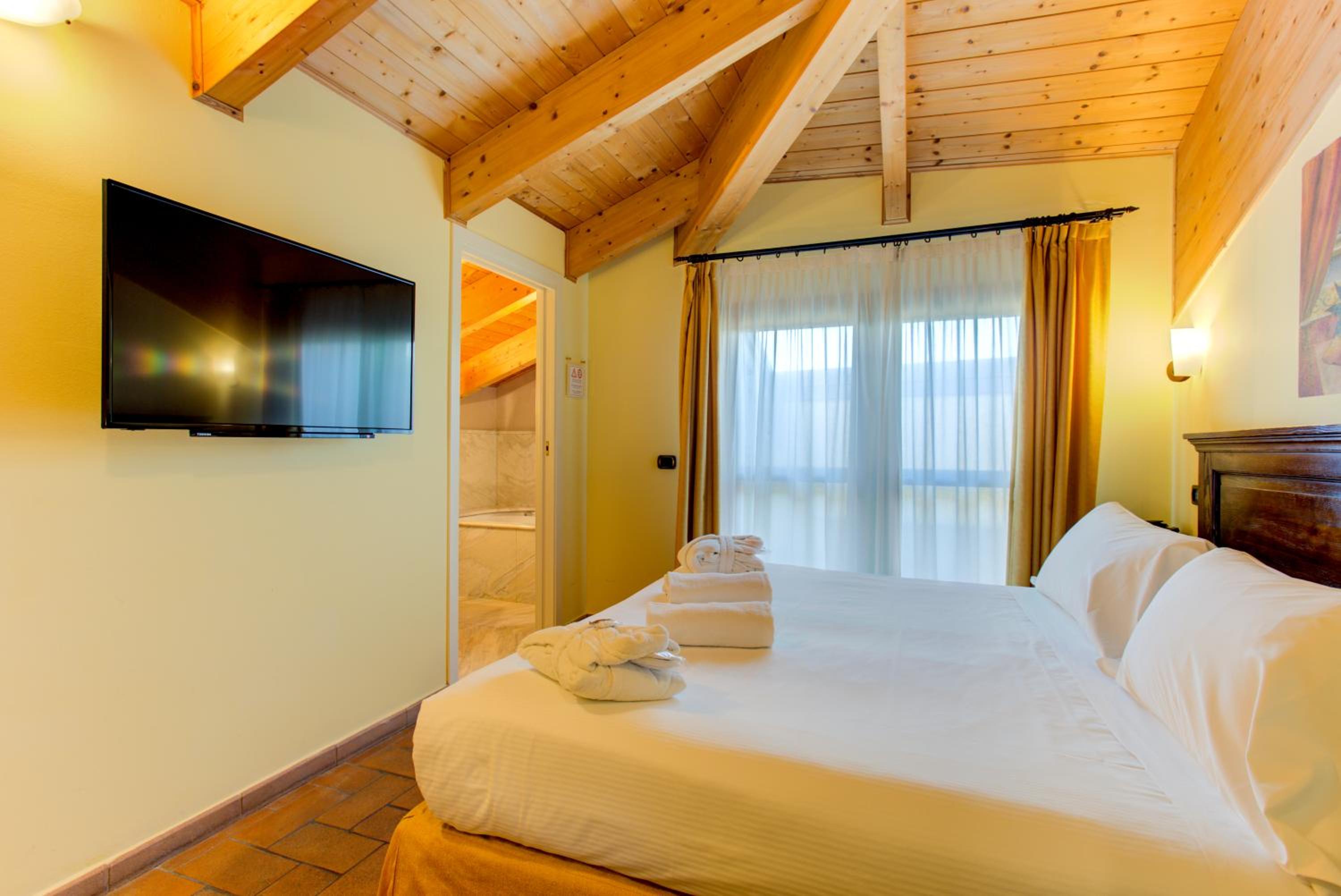 Deluxe Double or Twin Room with Spa Bath - Photo 5