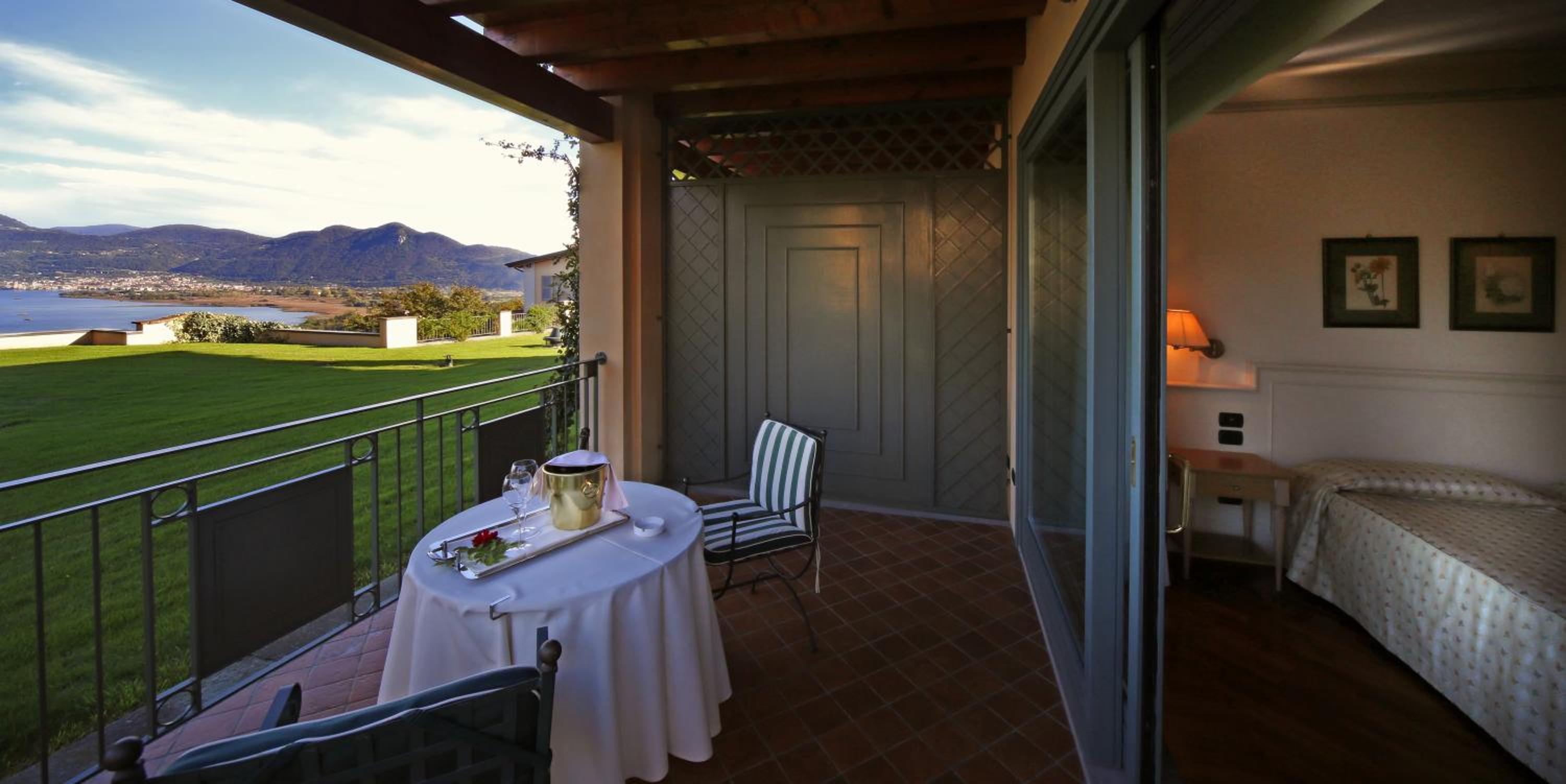 Double or Twin Room withTerrace and Lake View photo 3