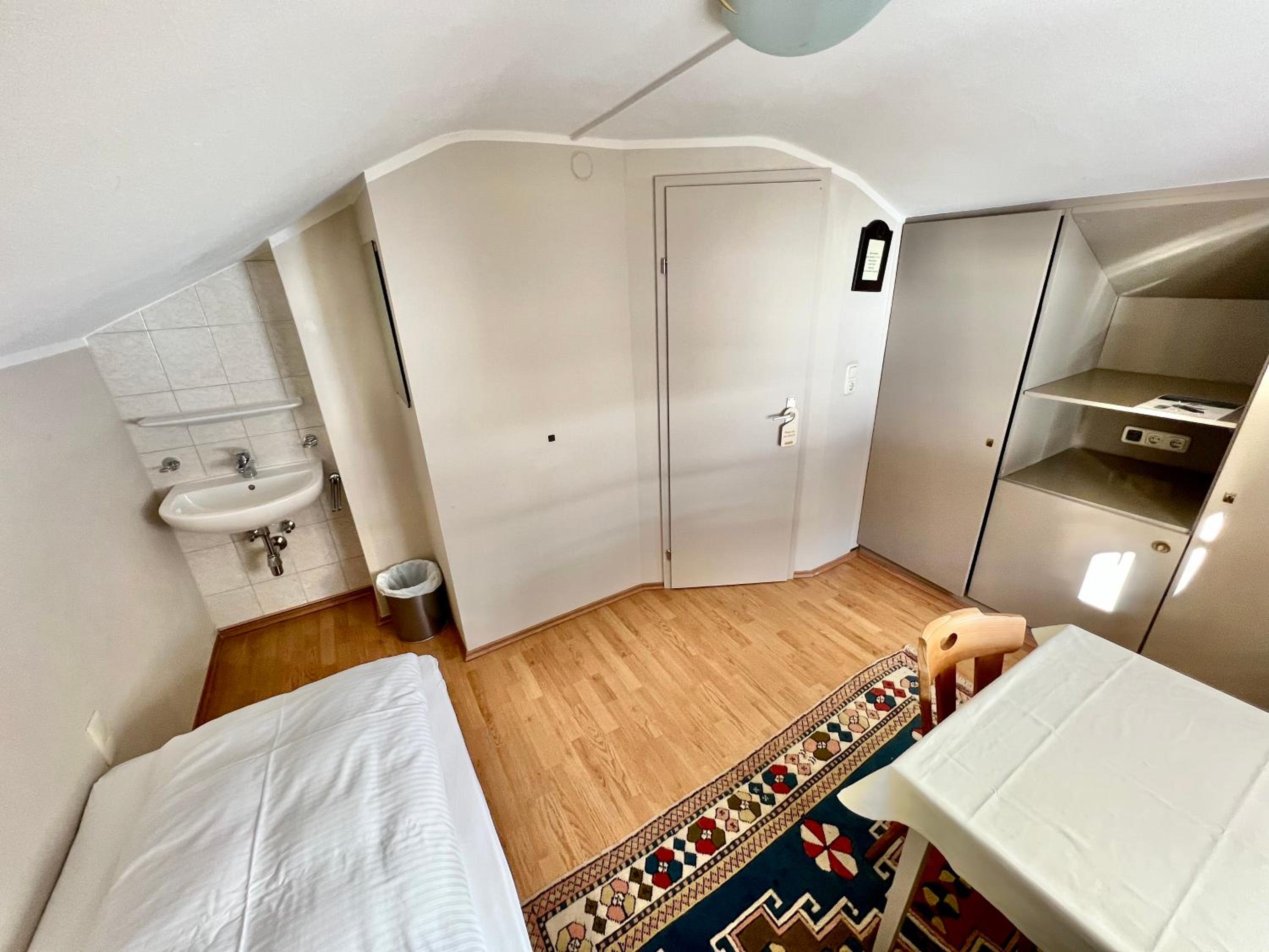 Single Room with Shared Bathroom photo 3