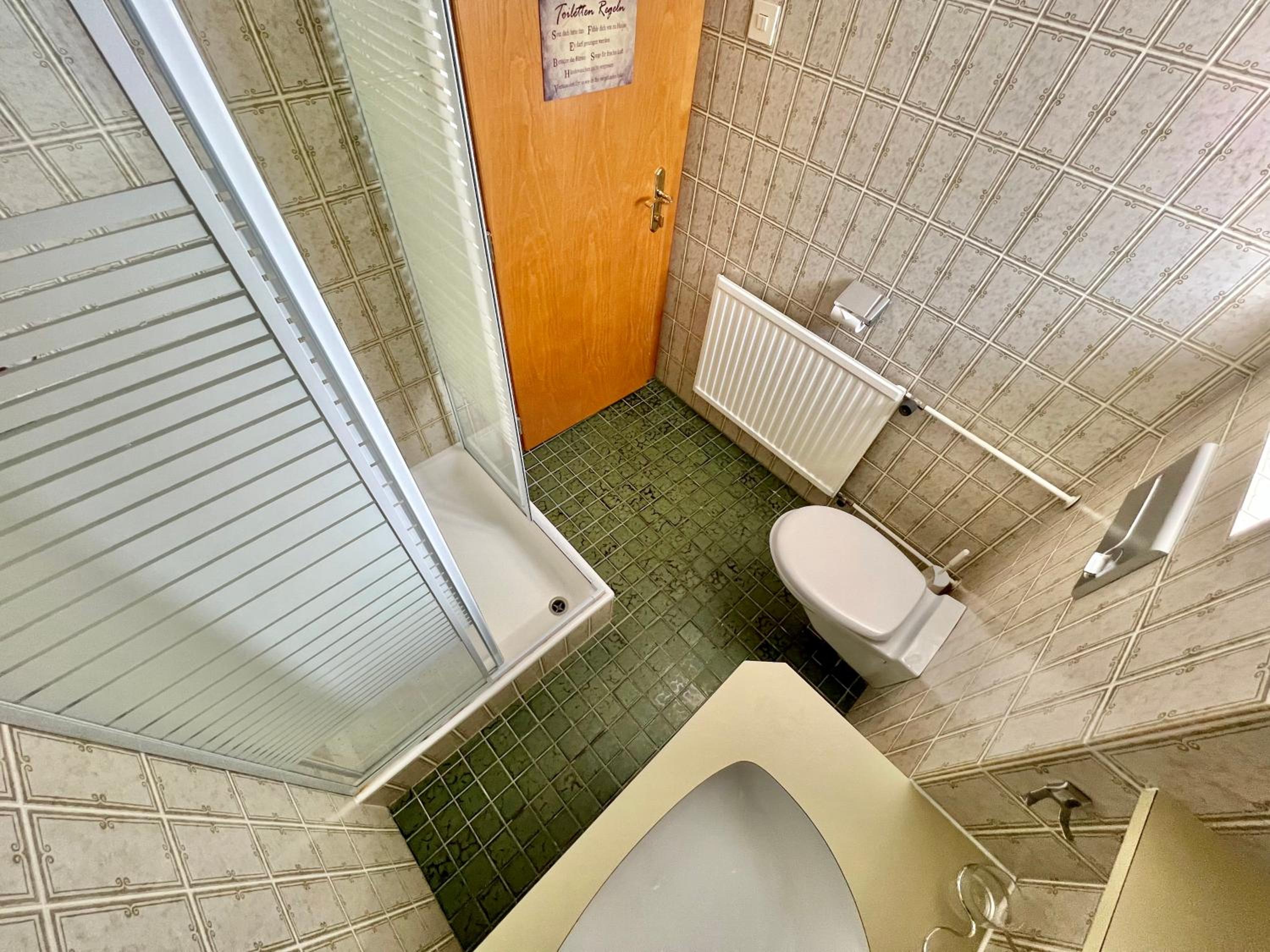 Large Double Room with Shared Bathroom - Souterrain photo 3