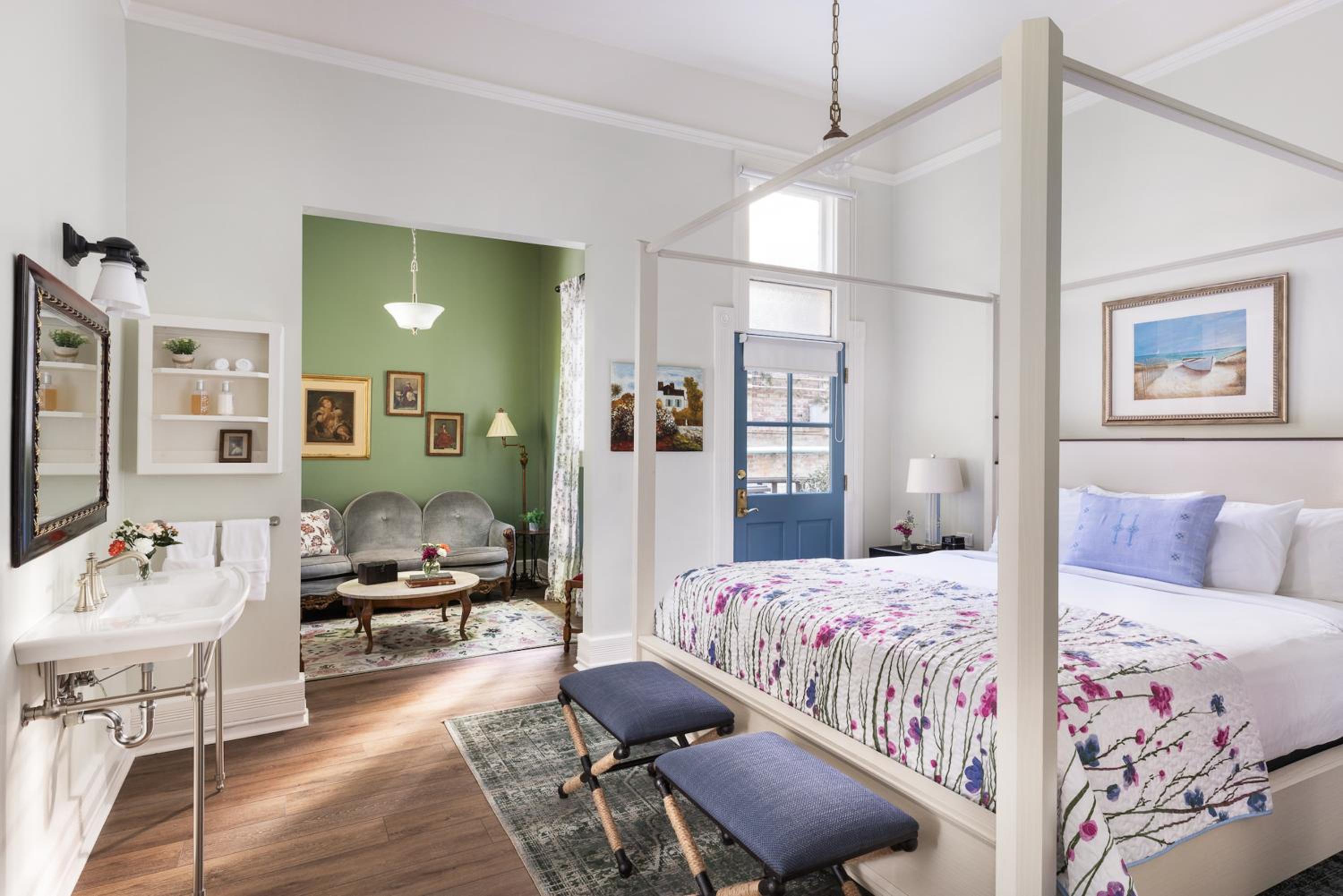 Deluxe King Suite photo 1