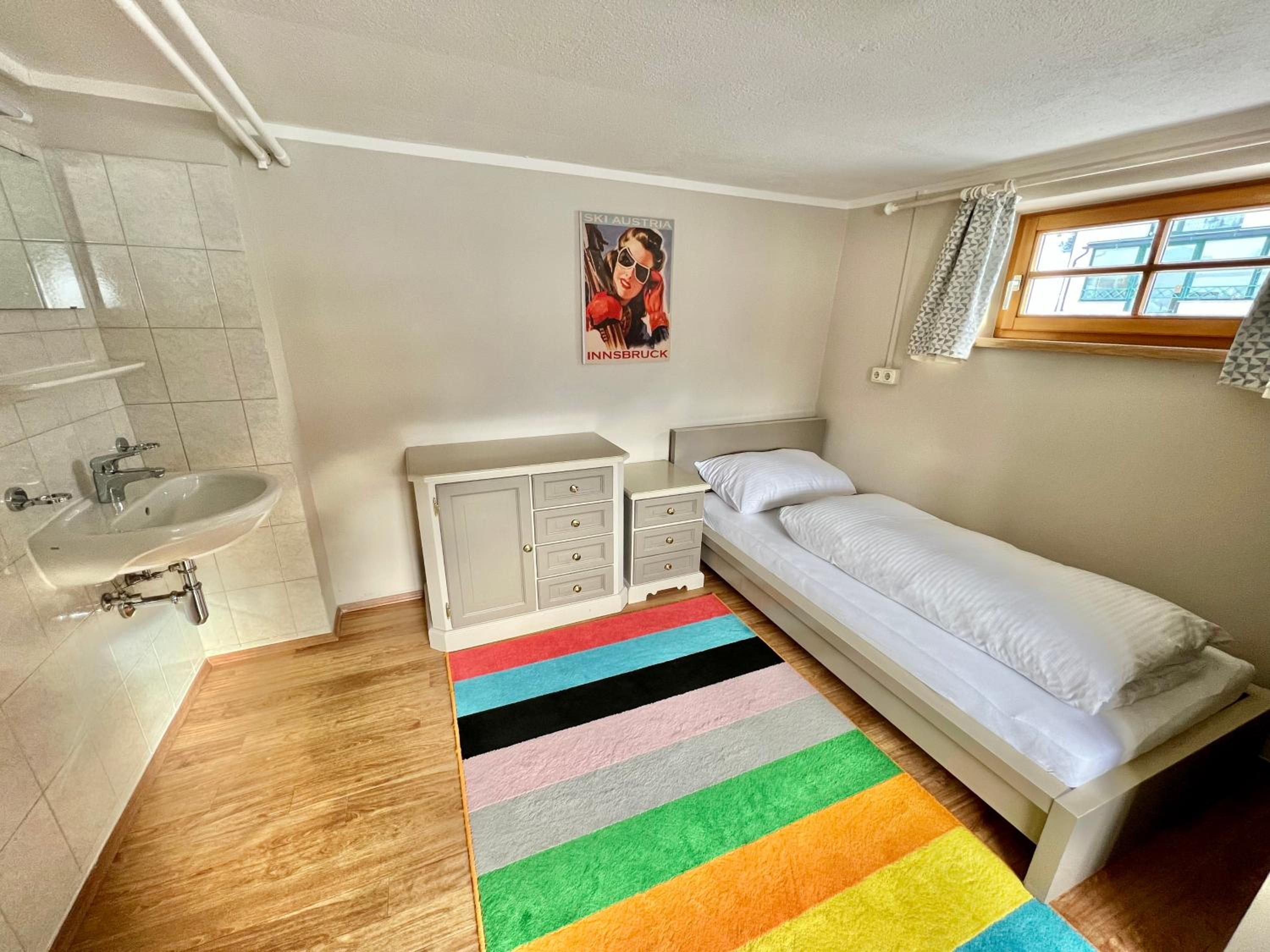 Triple Room with Shared Bathroom - Souterrain photo 2