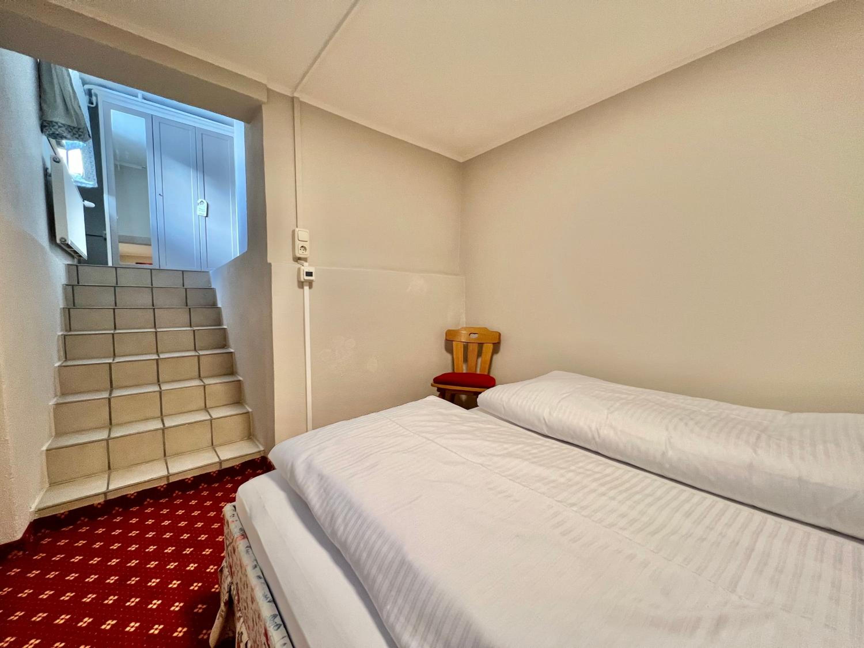 Triple Room with Shared Bathroom - Souterrain photo 3