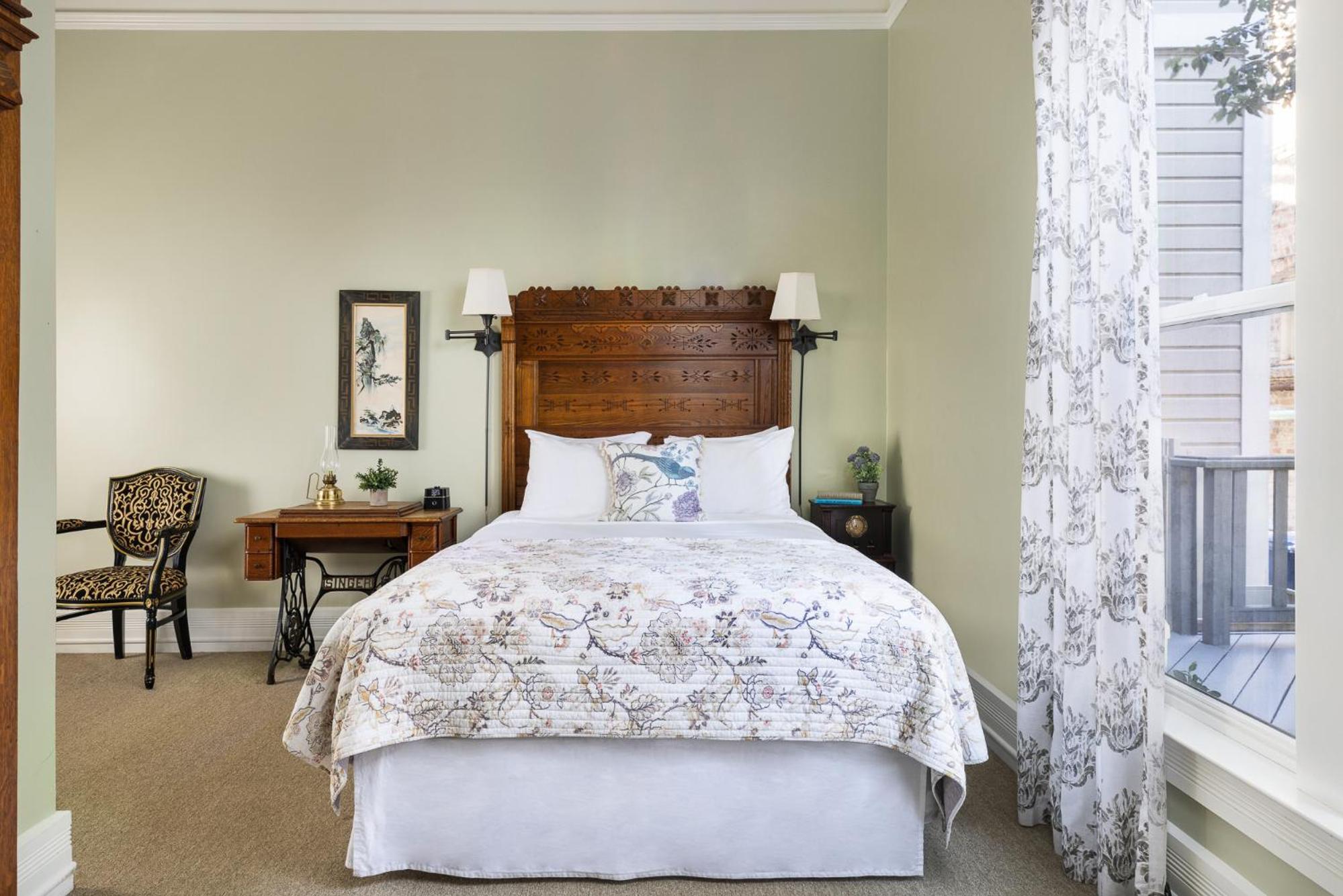 Deluxe Queen Room photo 2