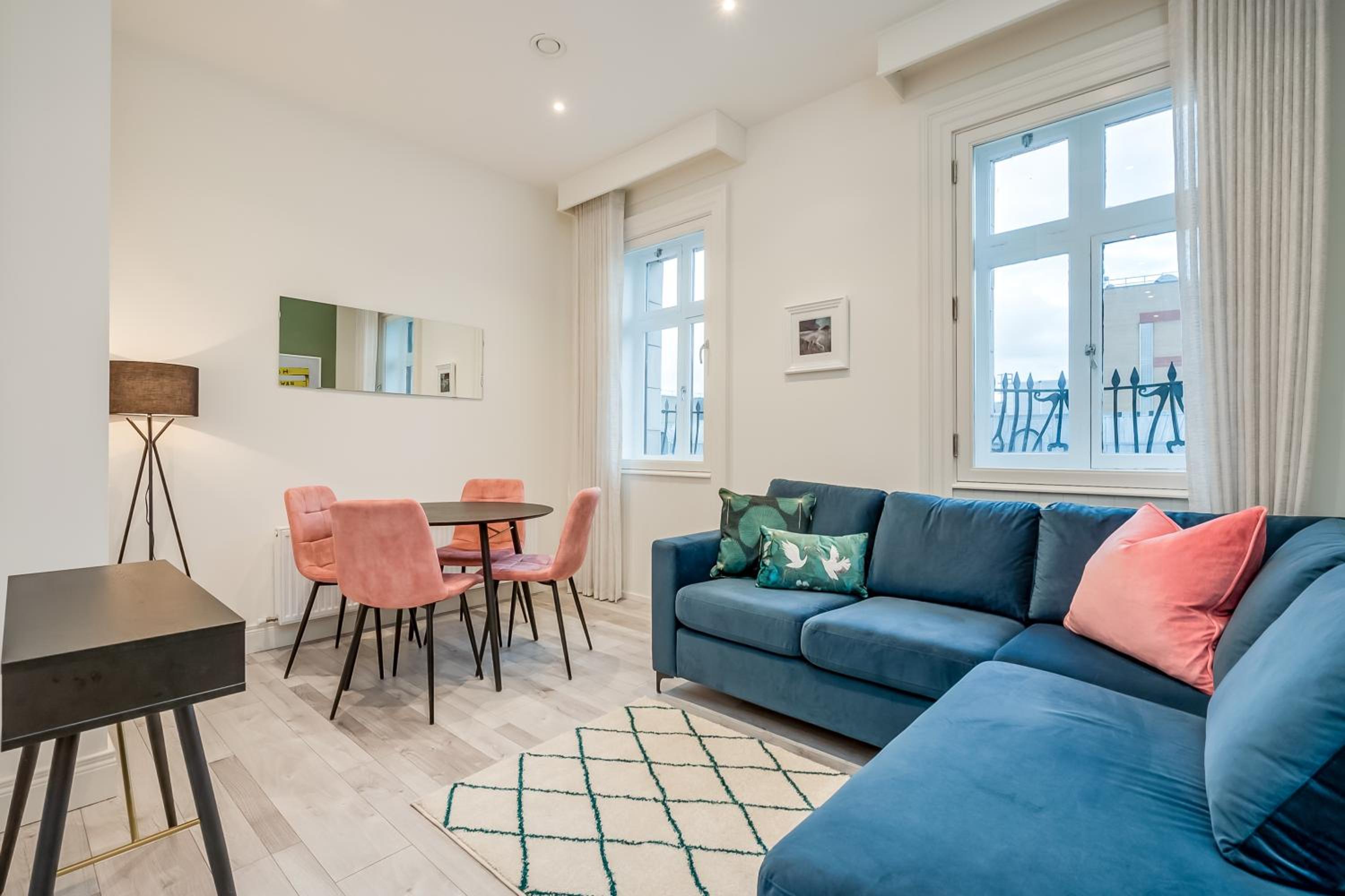 Apartment - Split Level - Photo 2