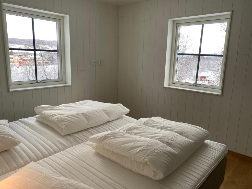 Five-Bedroom House photo 3