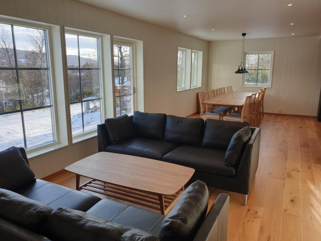 Five-Bedroom House photo 1