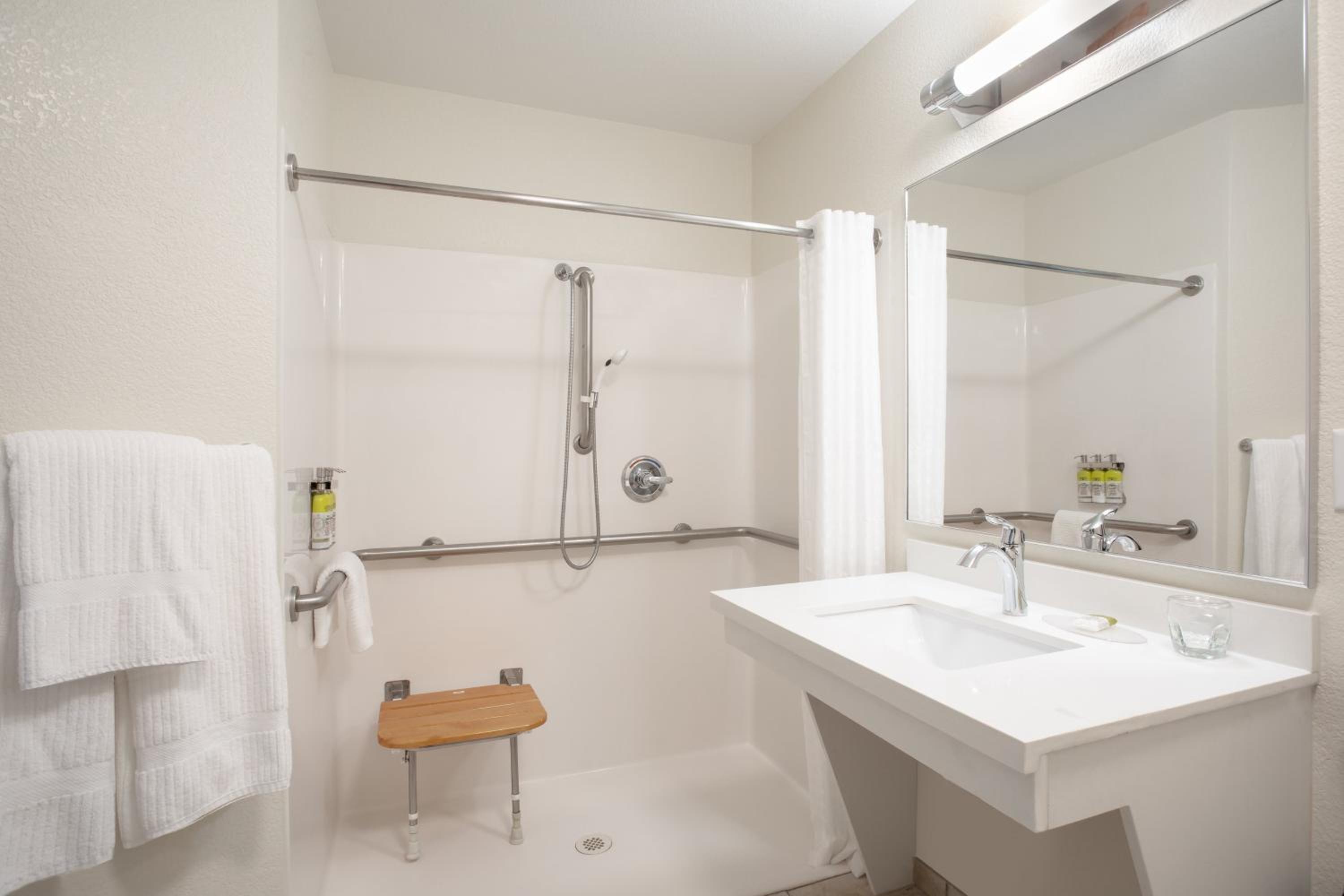 Queen Studio Suite with Hearing Accessible Roll in Shower - Non-Smoking - Photo 3