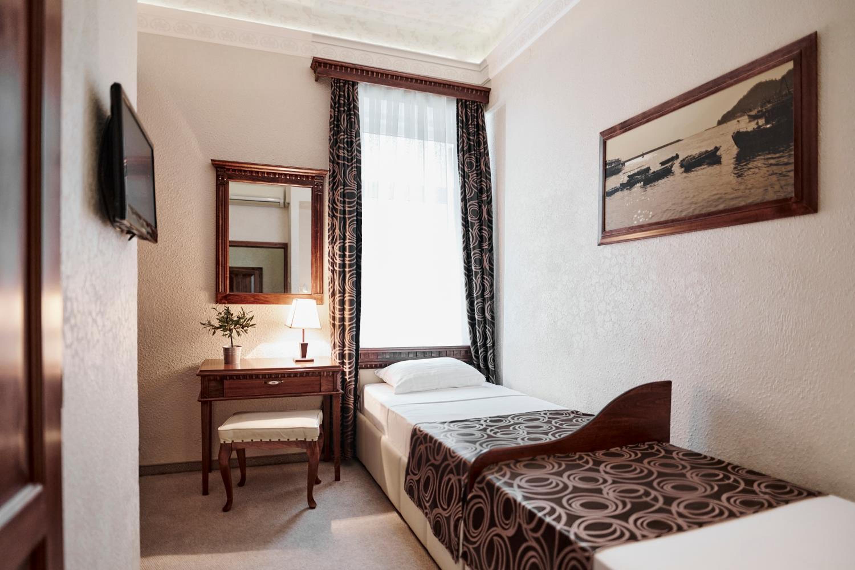 Economy Twin Room - Photo 1